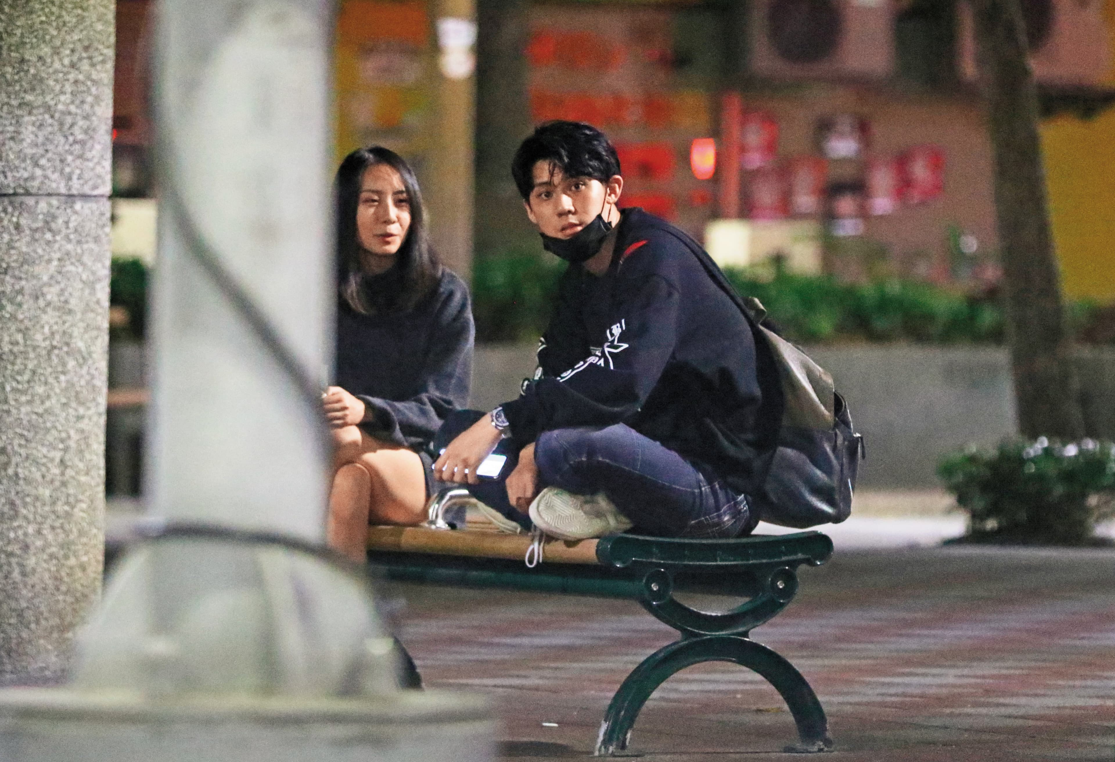發現本刊跟拍之後，李玉璽（右）跟小Hebe（左）愈坐愈遠，後來各自散了。