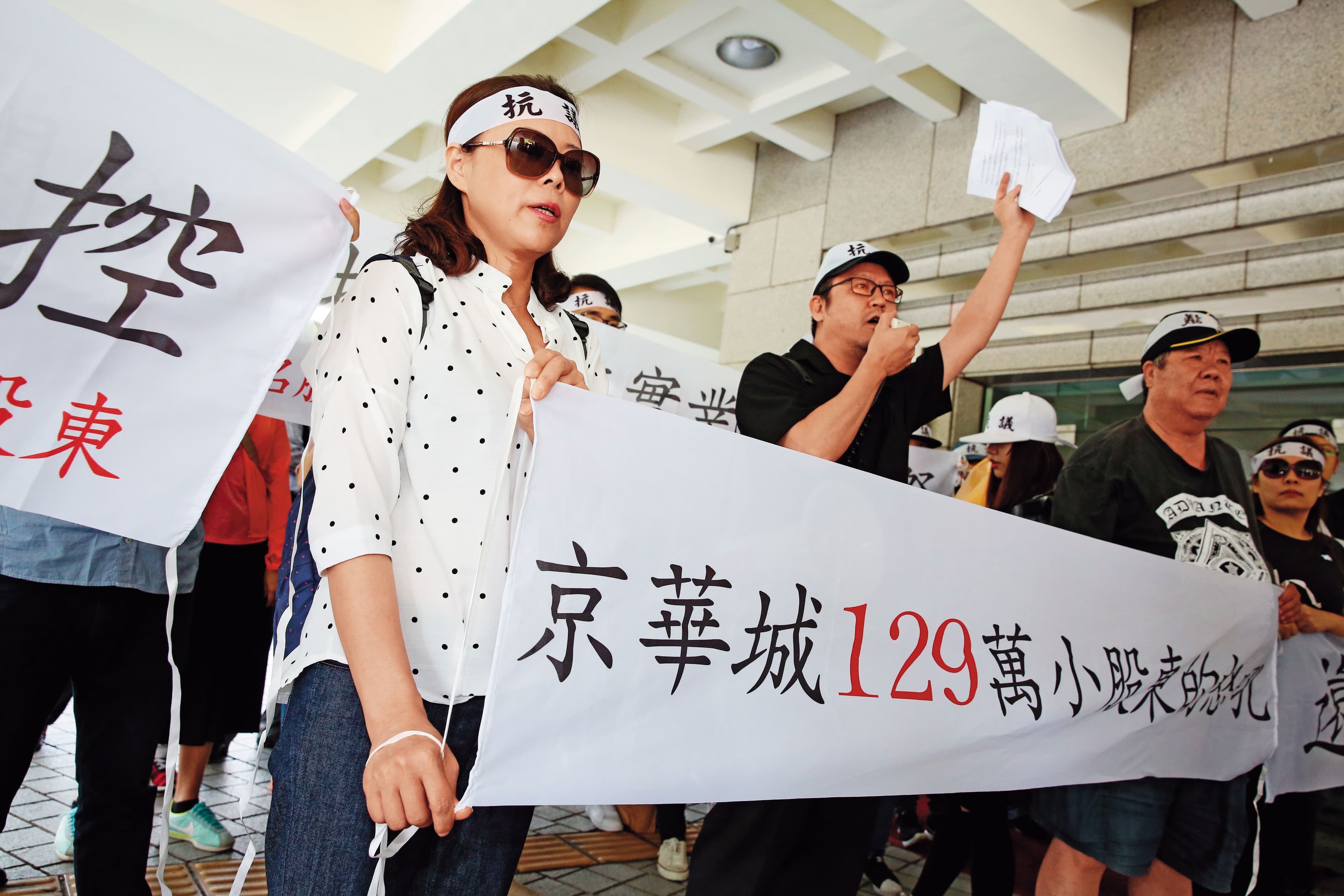 京華城容積率560％遭北市府卡關多年，直到前年小股東向台北市長柯文哲陳情後才解套。