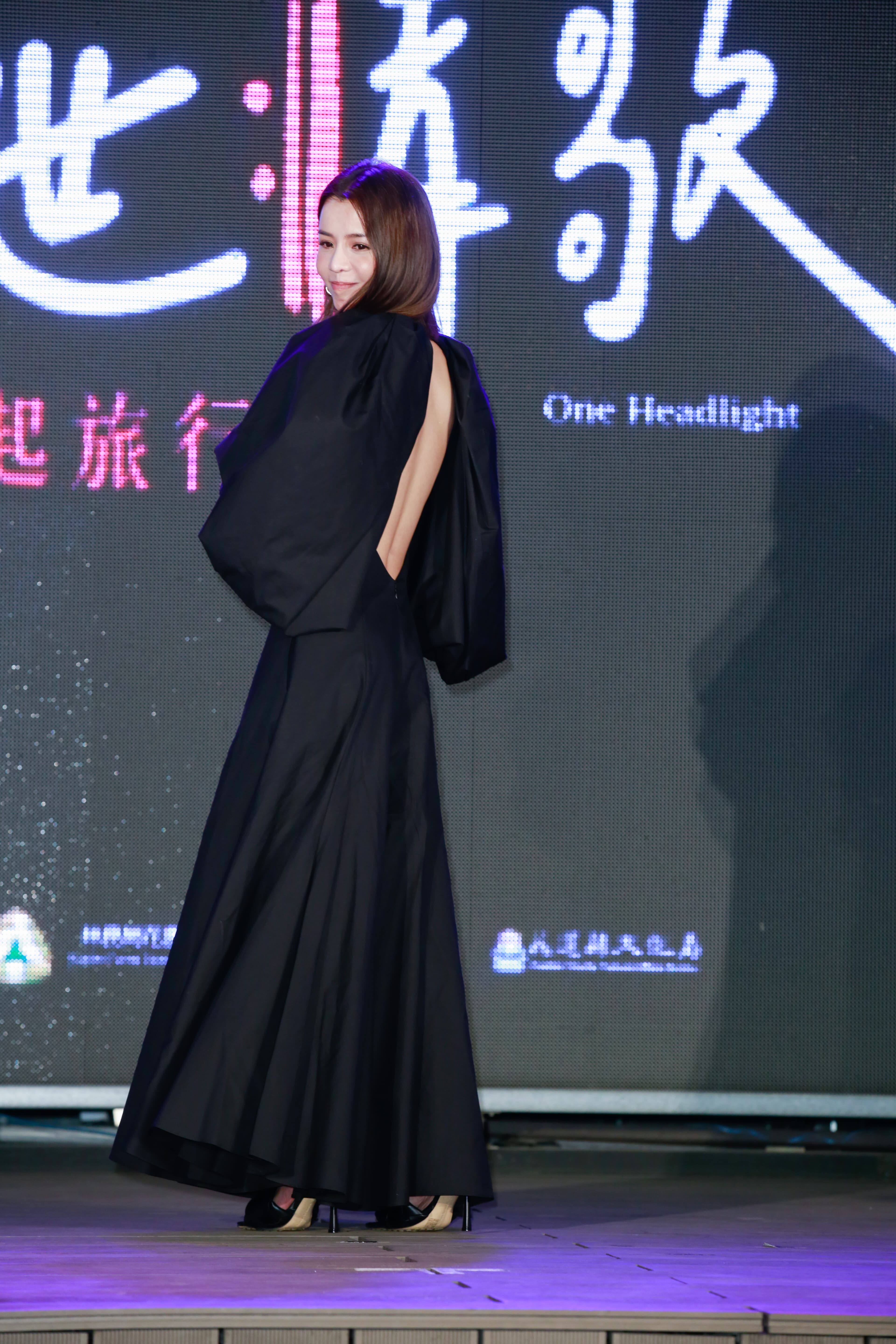 李毓芬這套禮服露前又露後，她也秀出美背給媒體狂拍。