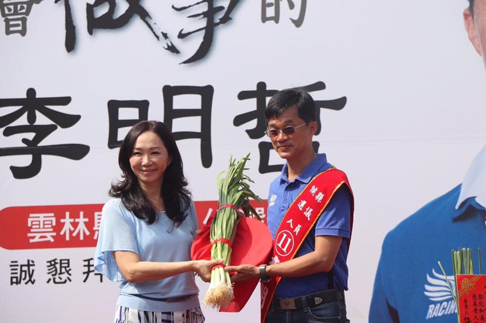 對於父親與家族名聲遭不實報導汙辱，李明哲（右）呼籲蔡英文總統幫忙，「讓這些假新聞全部在台灣消失。」（翻攝自李明哲臉書）