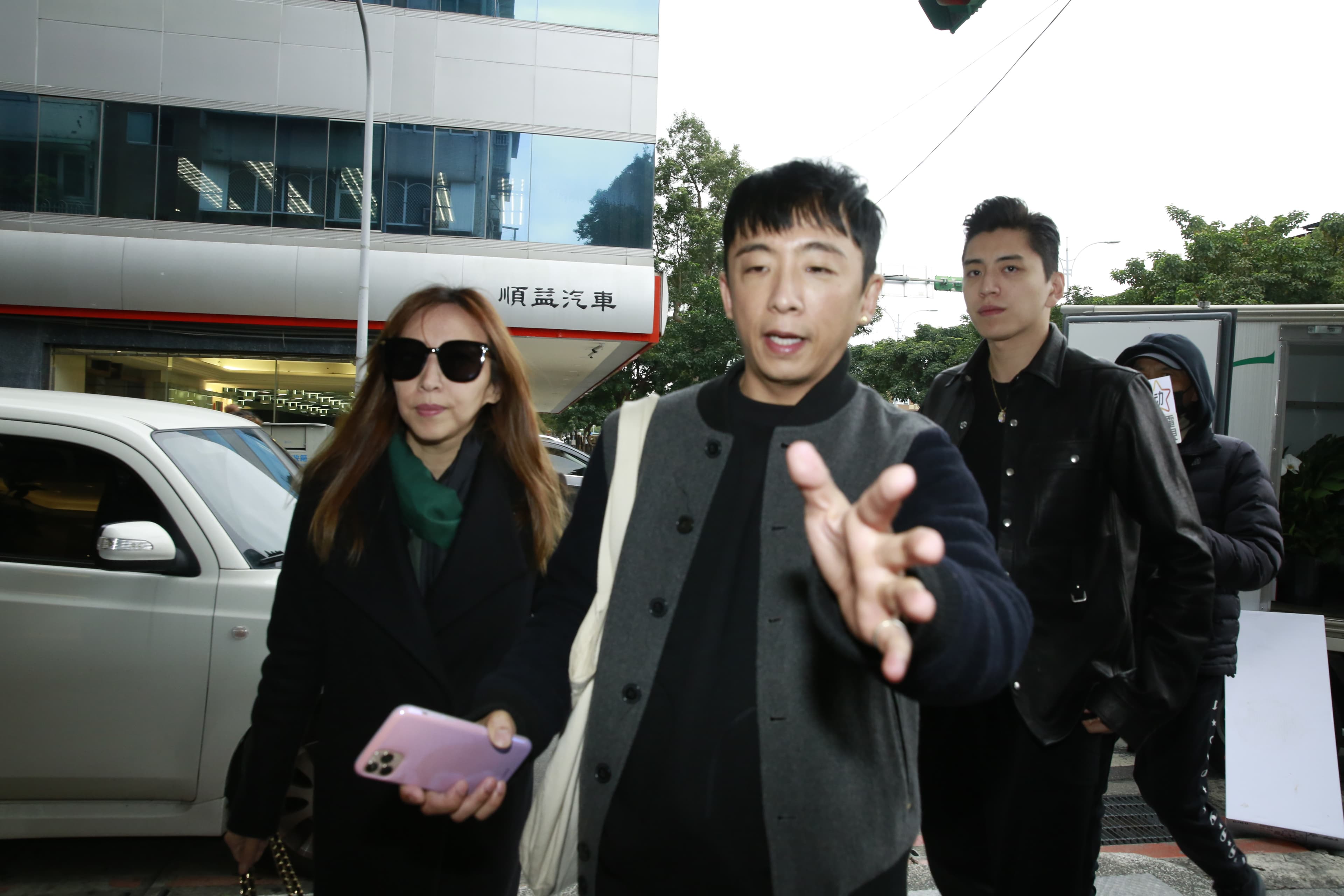 王大陸在導演陳玉珊陪同下來到高以翔靈堂致意。