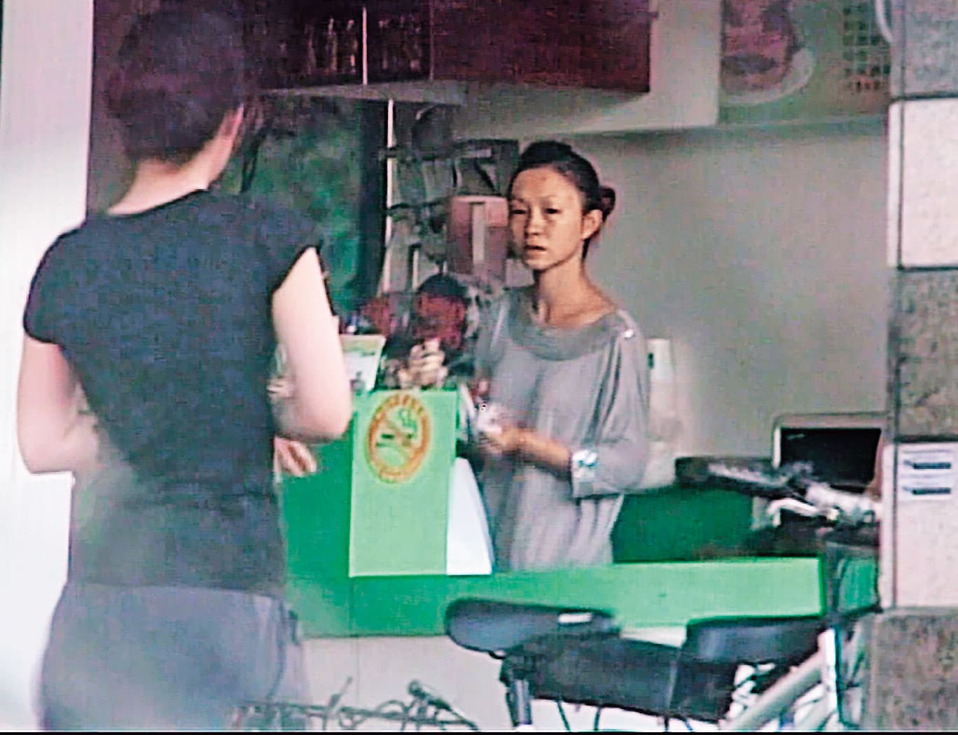 黃郁玲的早餐店生意很好，光顧的多是年輕男子。（東森新聞提供）