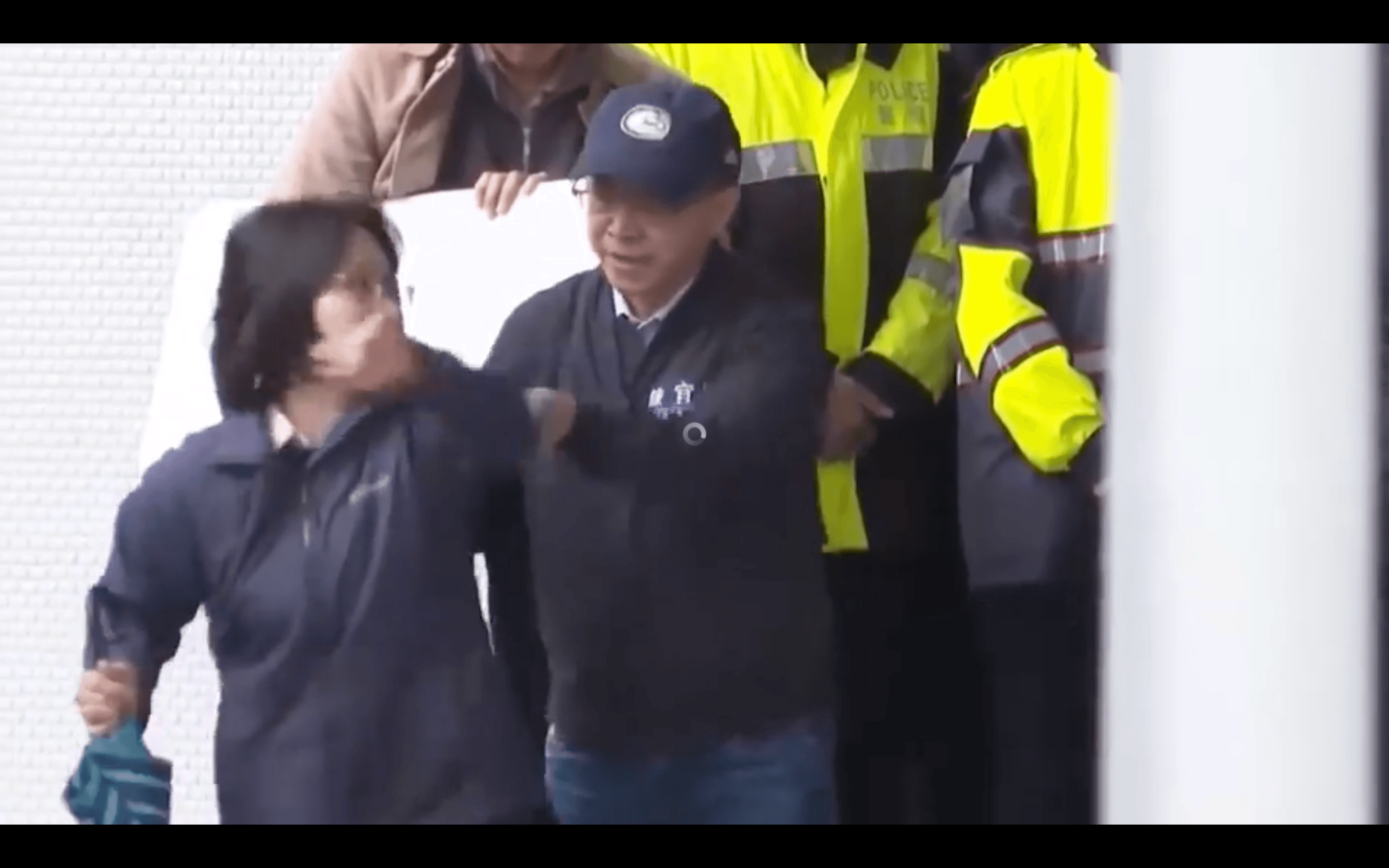 陳宜民還被拍到，疑似徒手將警員從樓梯推下，造成警員一時踉蹌。（翻攝綠黨臉書影片）