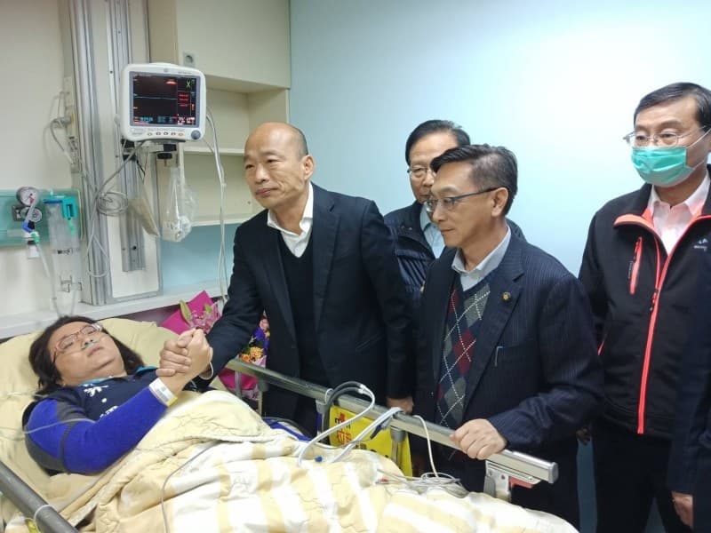 國民黨總統候選人韓國瑜與藍營立委探視陳玉珍，引發外界質疑作秀。（國民黨團提供）