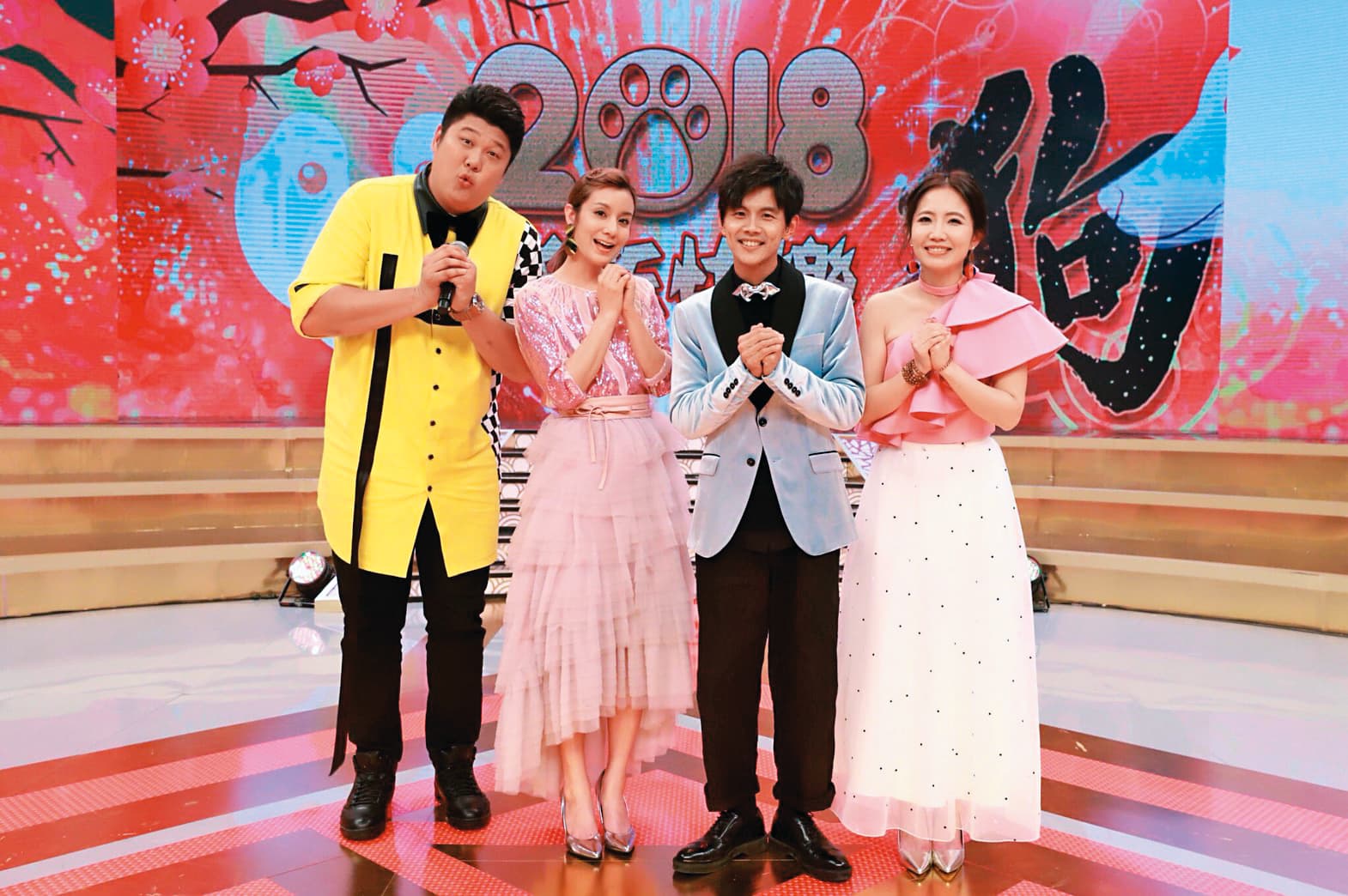 謝忻（右起）、阿翔曾和莎莎、哈孝遠主持節目，也都受邀參加哈孝遠的婚禮。（民視提供）