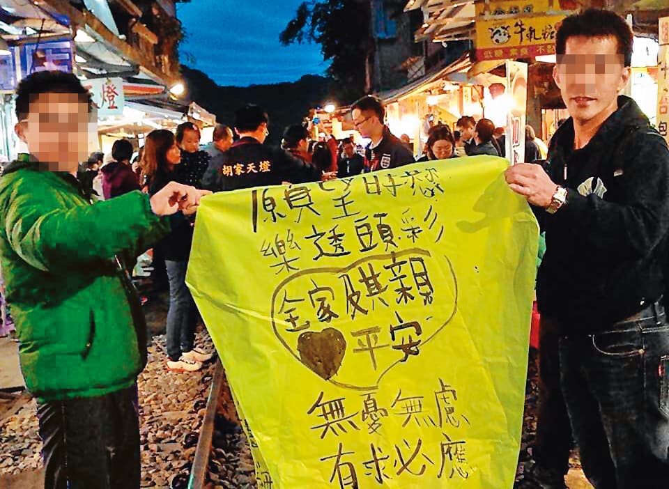 任職台積電30年的張姓工程師（右）長年投注工作，只能偶爾陪伴家人，最後因對妻子家暴而離婚。（翻攝臉書）