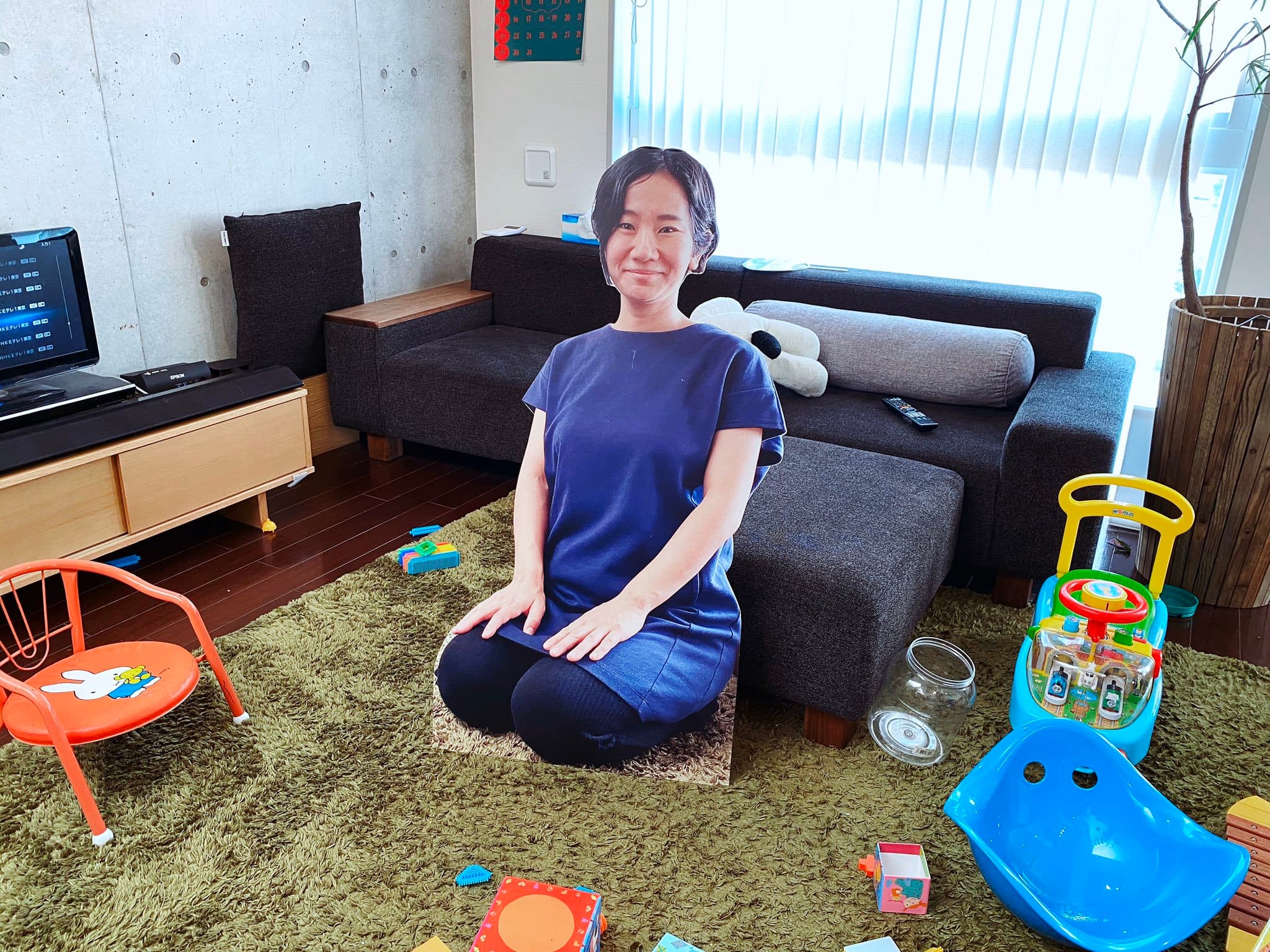 不僅有站立版本的紙板媽媽，家長還製作了坐著的版本，適合不同情況使用。（翻攝自推特）
