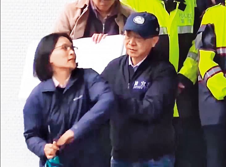 國民黨立委赴外交部抗議卡神案，原被藍營內部認為是「撿到槍」，未料最後卻擦槍走火。（翻攝綠黨臉書影片）