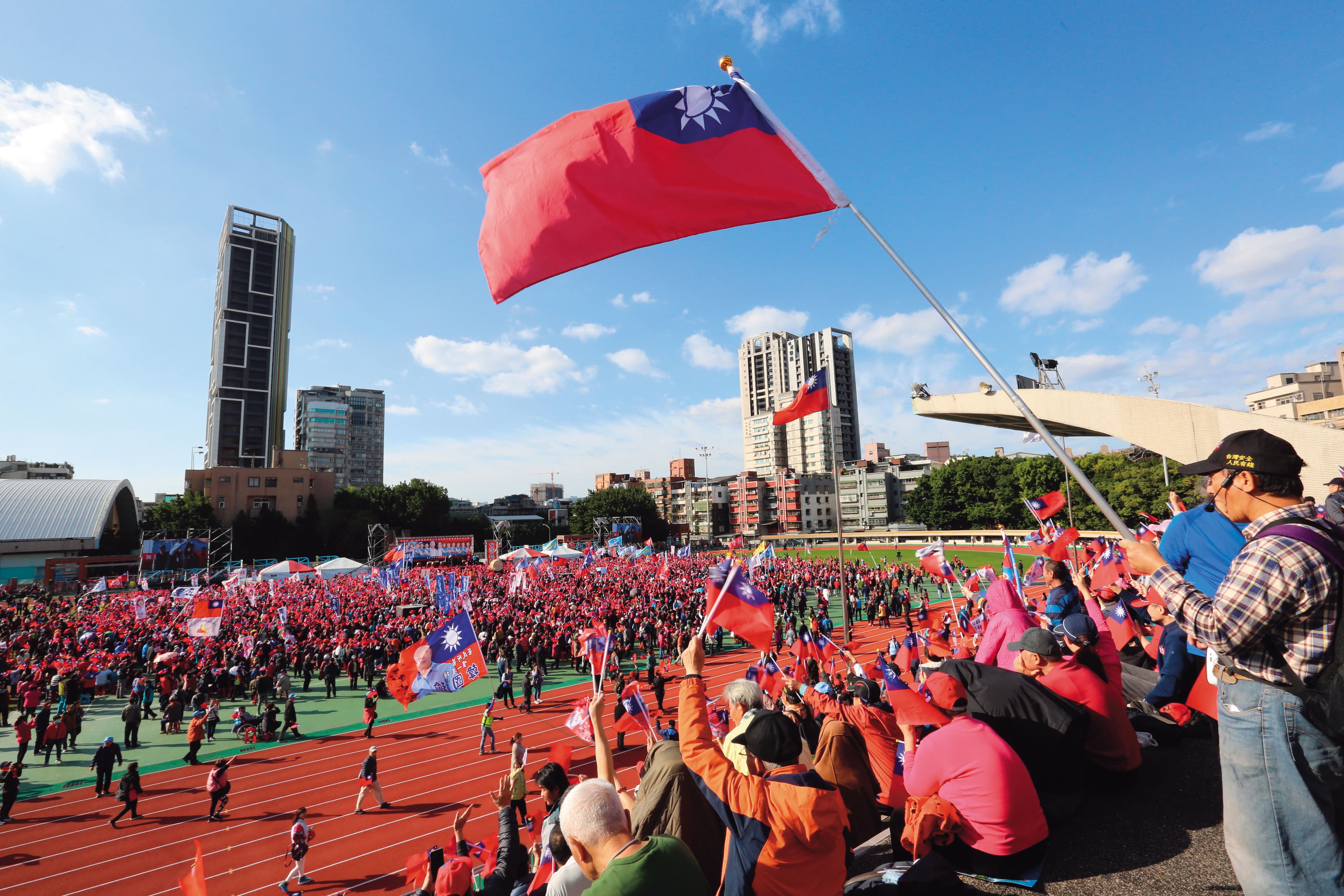 韓粉支持熱度不減，但韓國瑜選情未擺脫低迷，如何解決黨內紛亂，成為勝敗的關鍵。