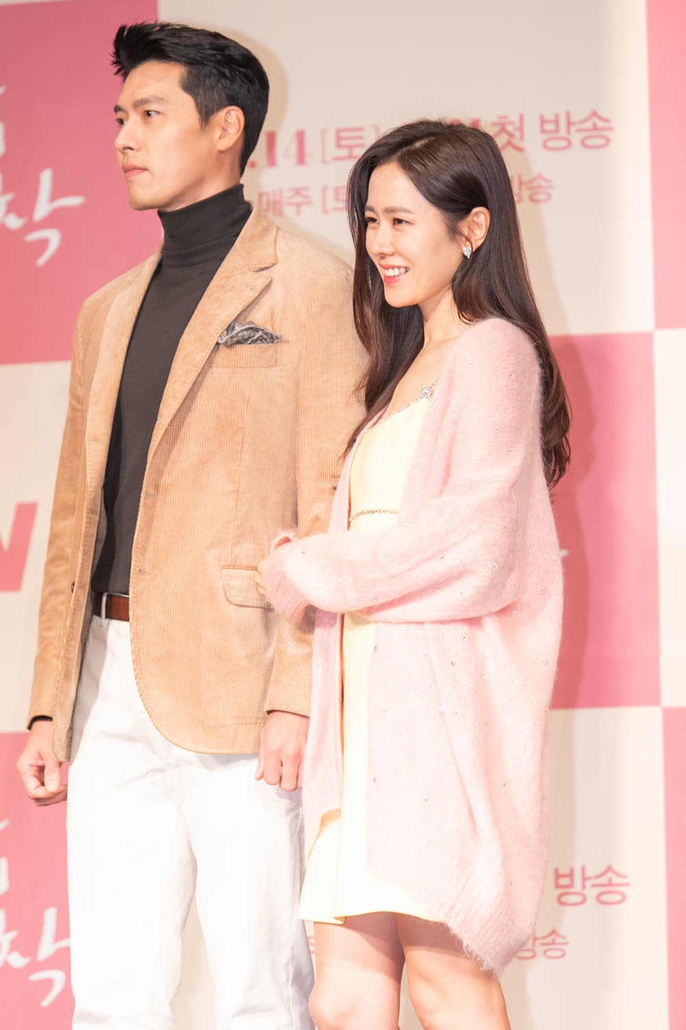玄彬與孫藝真在《愛的迫降》記者會甜蜜現身，像極了一對新人。（Netflix提供）