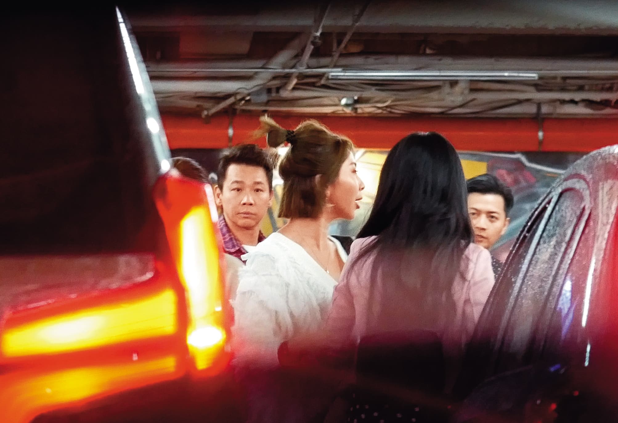 11/28 21：52，陶喆最後下車，領著一群妹子繼續K歌玩樂。