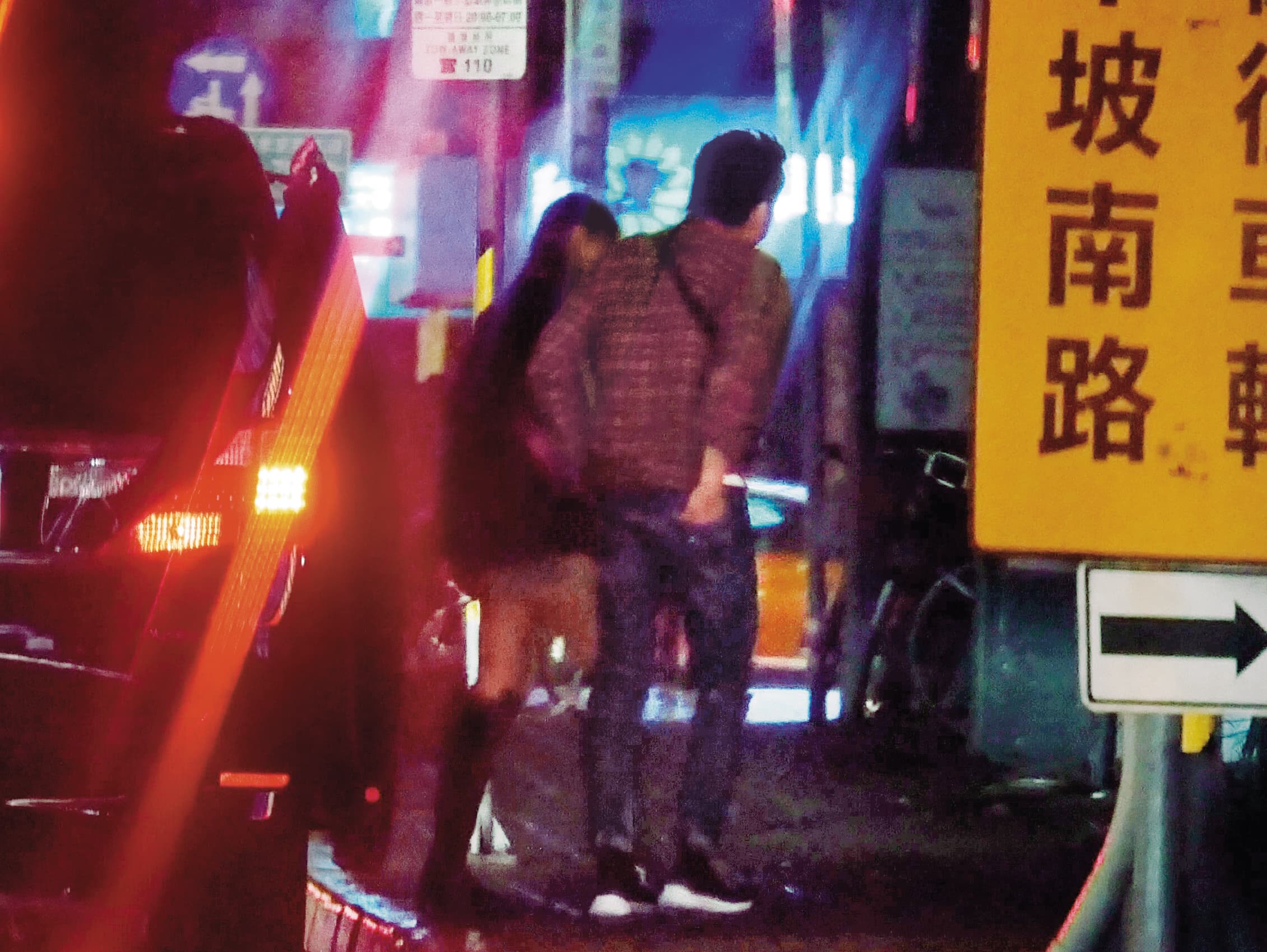 11/29 00：28，陶喆的車停在忠孝東路五段的某社區，陶喆先下車後站在一旁，隨後再貼心地將長腿妹牽下車。
