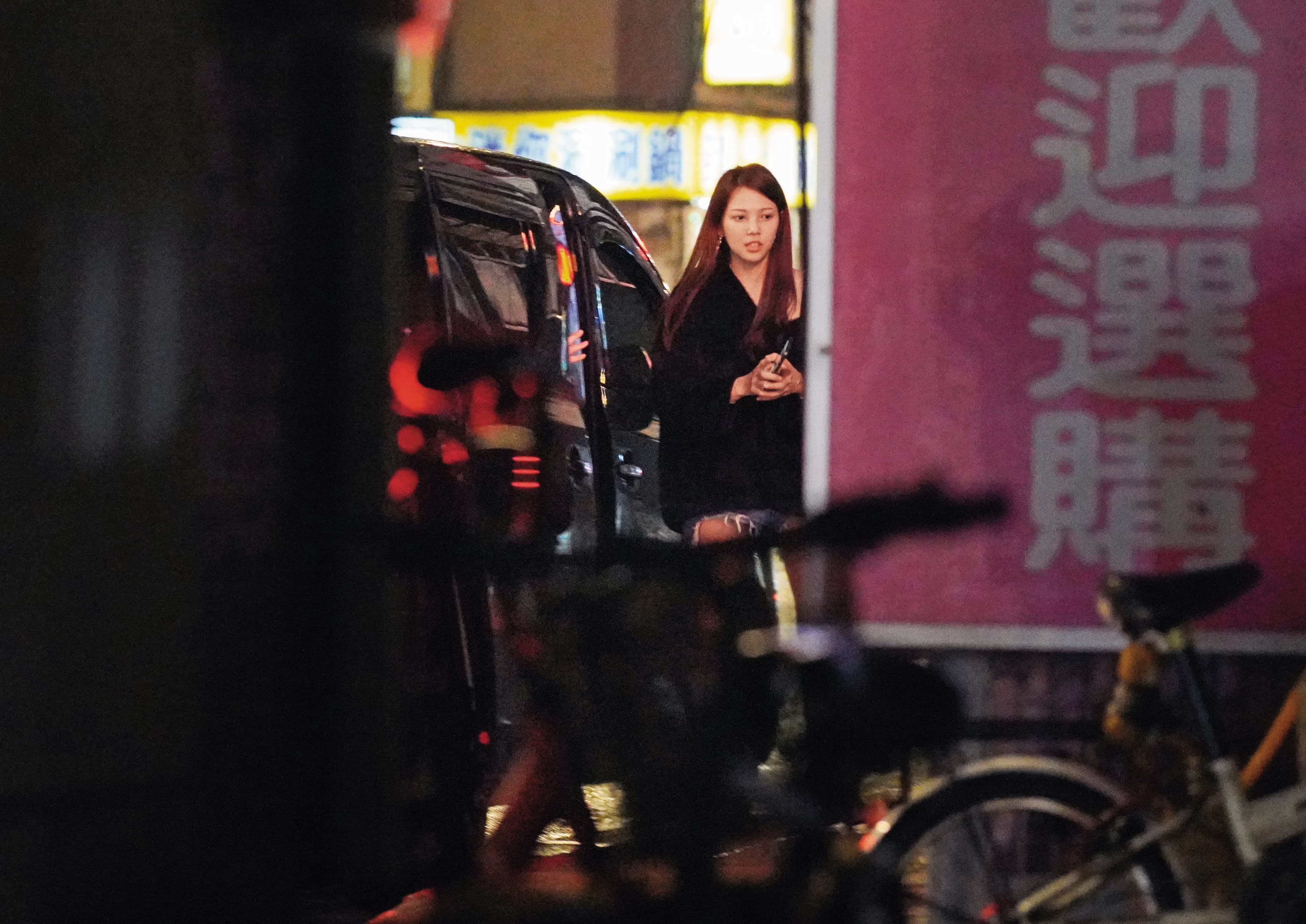 11/29 00：34，陶喆目送長腿妹上樓後，才返回自己位於東區的住家。