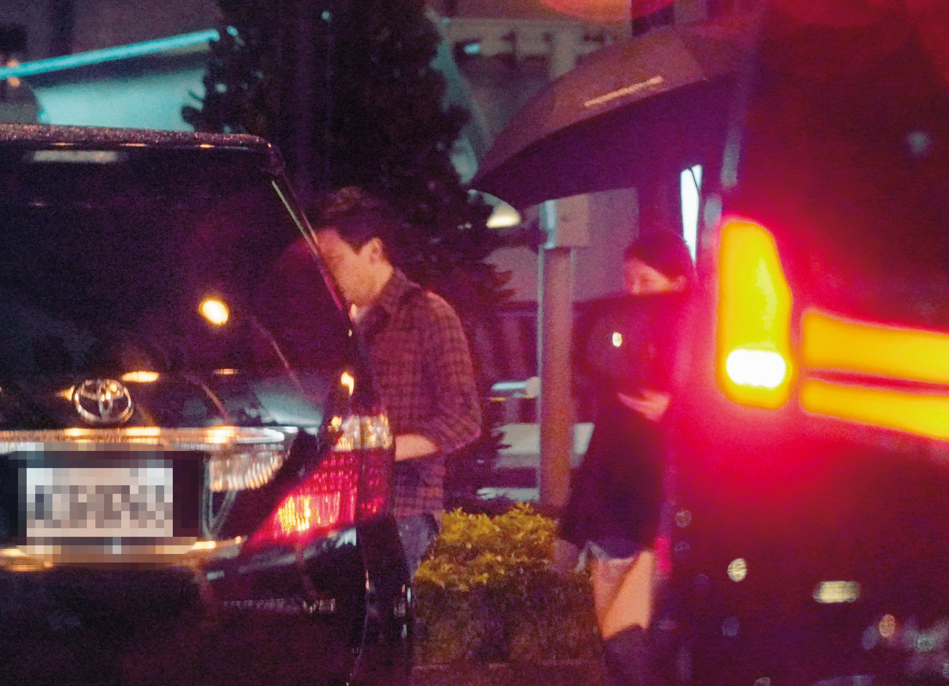 11/28 21：32，陶喆被本刊捕捉到和3女現身在微風廣場，4人上了他的保母車。