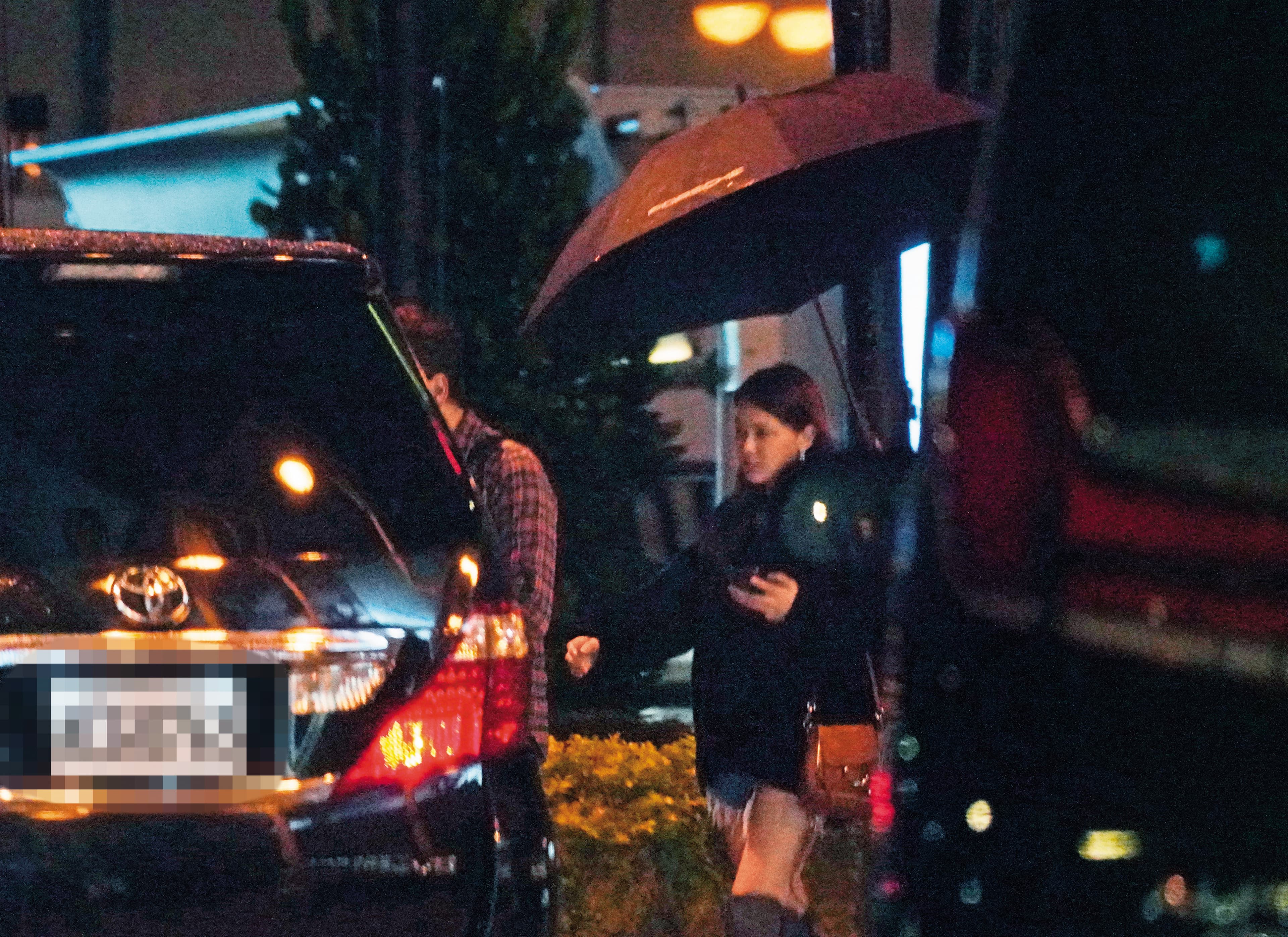 11/28 21：33，司機還特別幫其中一名穿著短裙、長靴的女子撐傘，身分格外啟人疑竇。