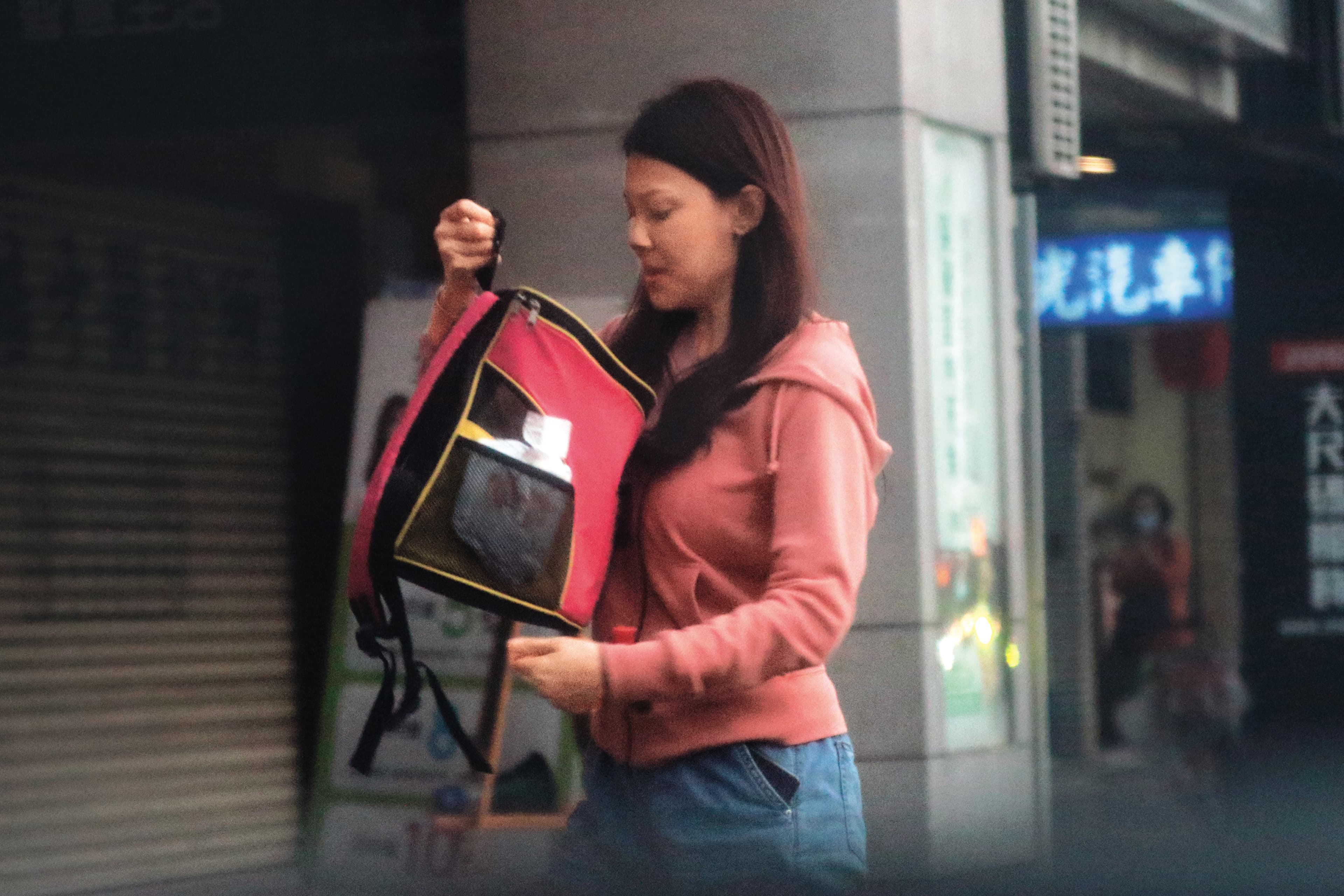 12/1 16：20，長腿妹跟友人拿了一袋東西後又返回住處。