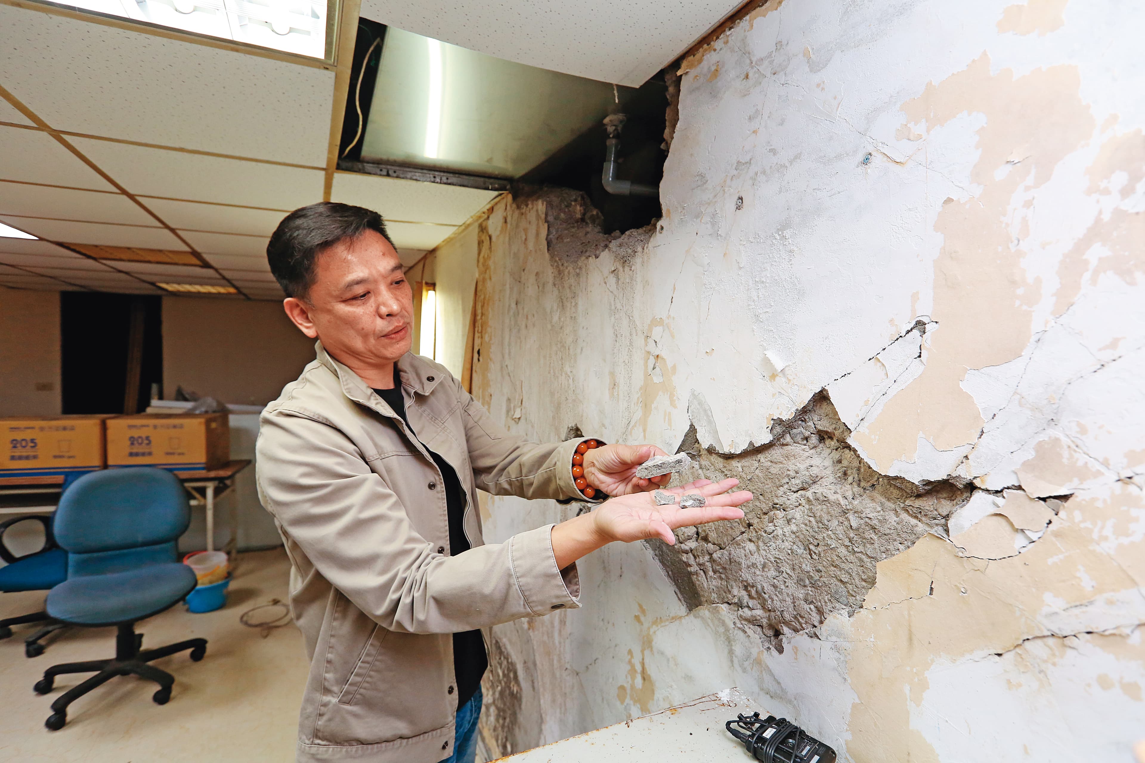 市議員洪健益的服務處也是海砂屋，徒手足以開挖的牆面，教他感到無奈。