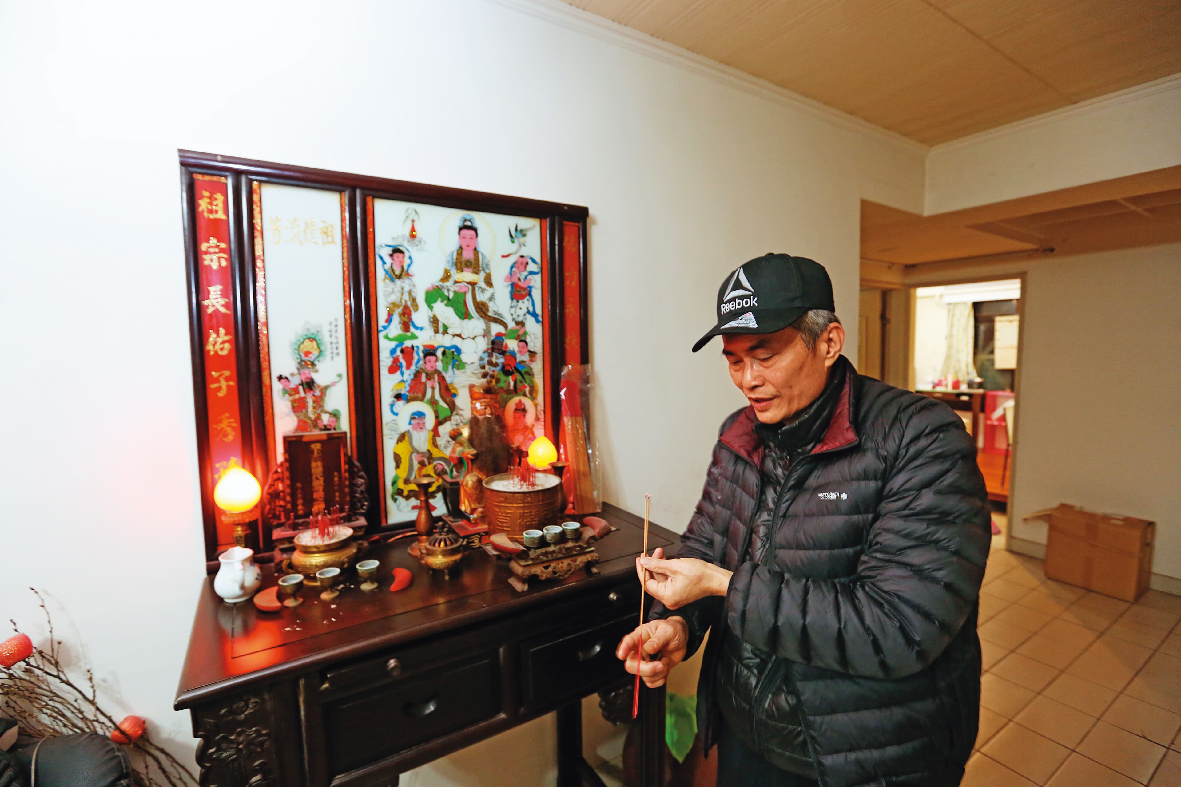 蕭先生一家雖已搬離海砂屋，情感卻是難捨，至今仍每天回家上香。