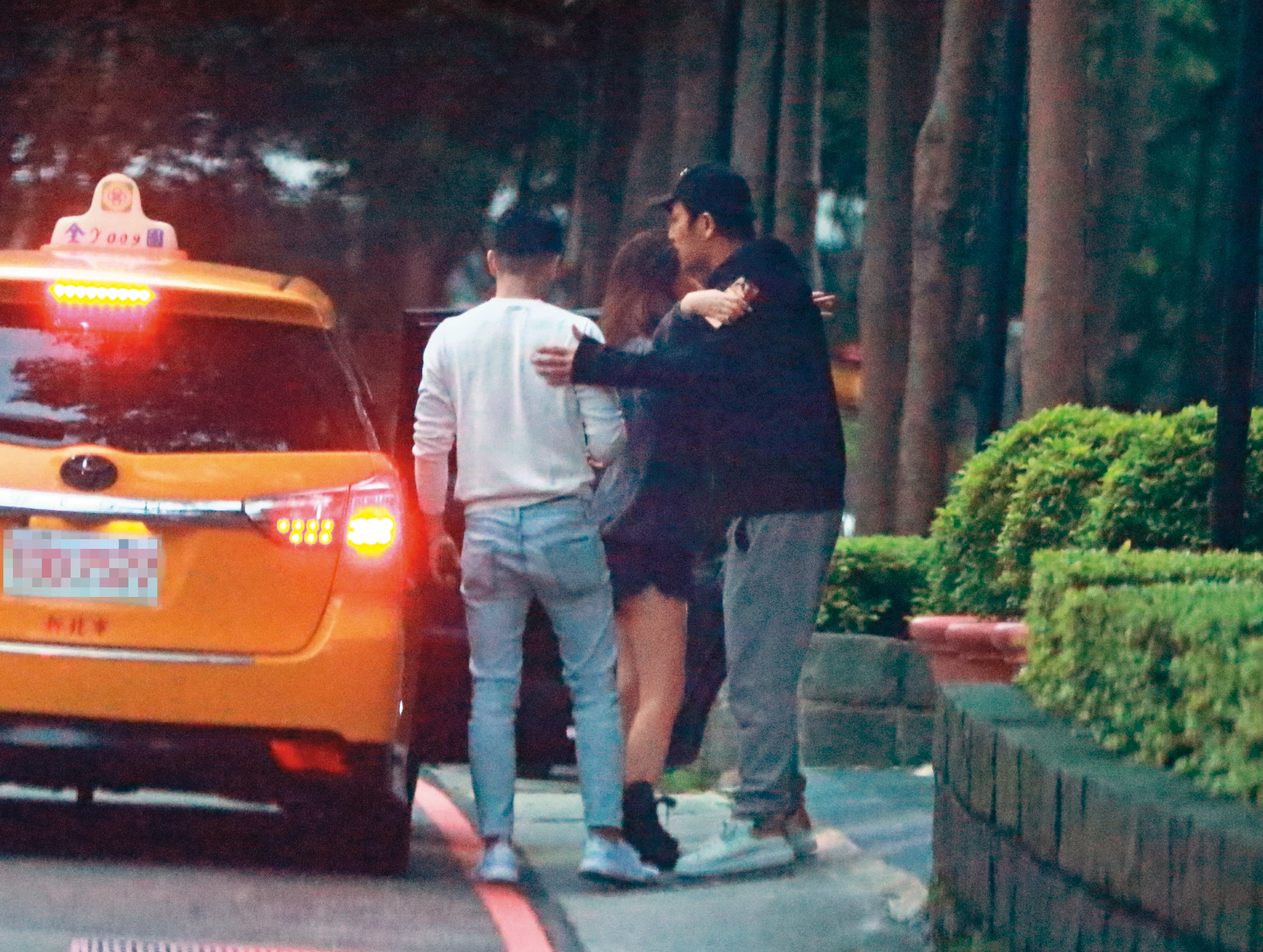 11/28 06：27，李進良抱完黑衣女，換黑衣女回抱；想必負氣先走的「鳥鳥」漏掉了這part。