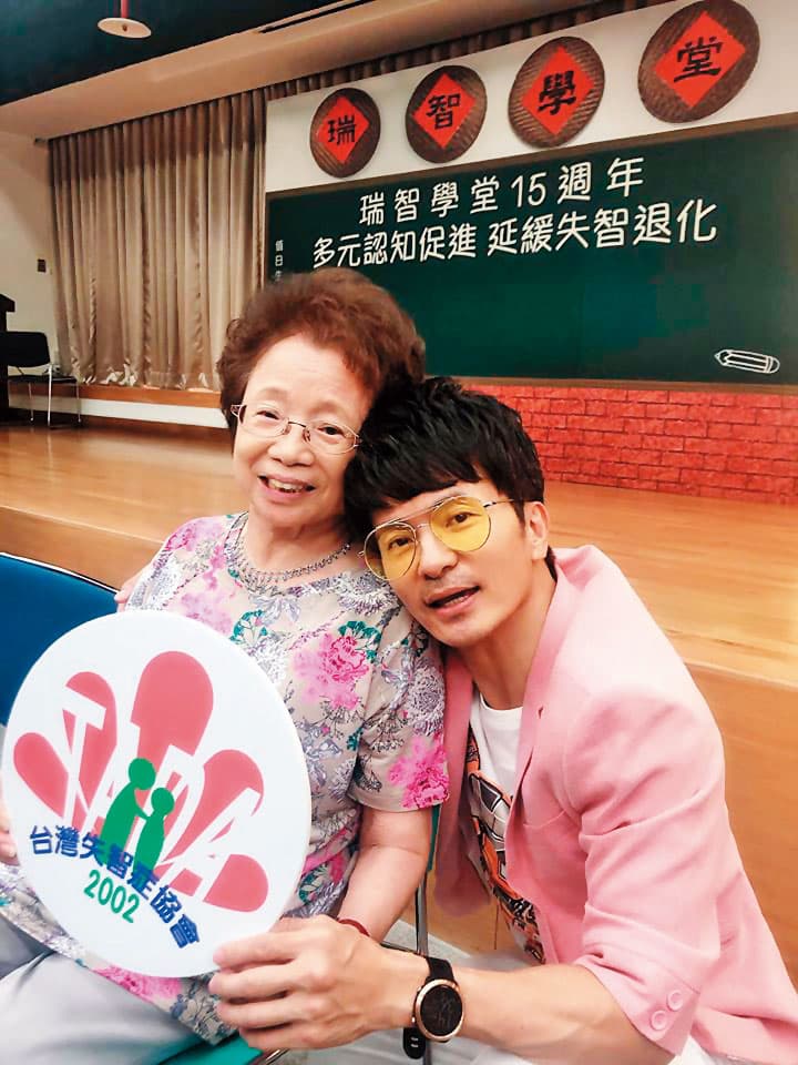 唐媽媽（左）近幾年罹患失智症，家人辛苦照料，唐從聖因此體認長照險很重要。（翻攝唐從聖臉書）