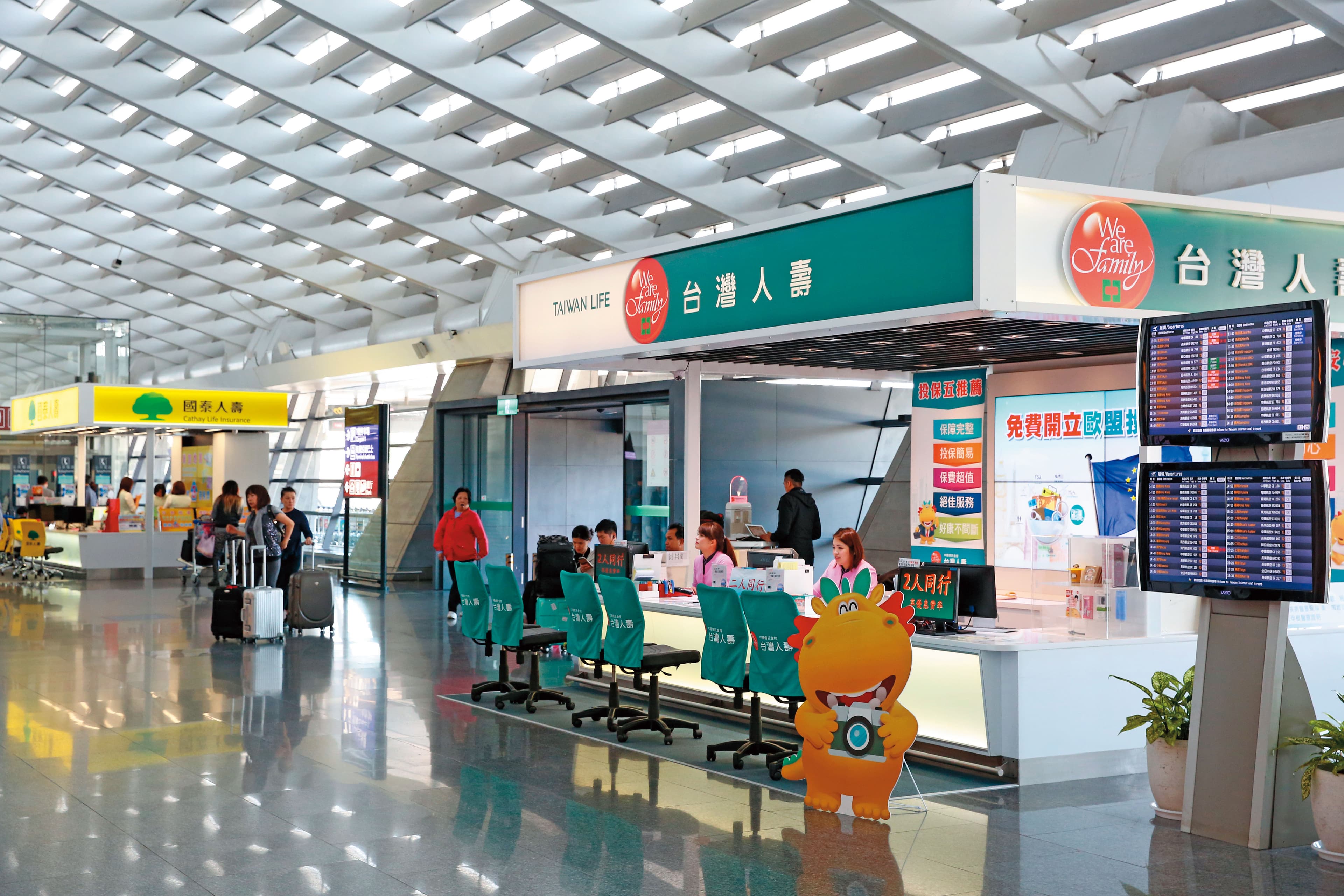 幾乎每月都要坐飛機的唐從聖，到機場一定會再加保高額旅平險。