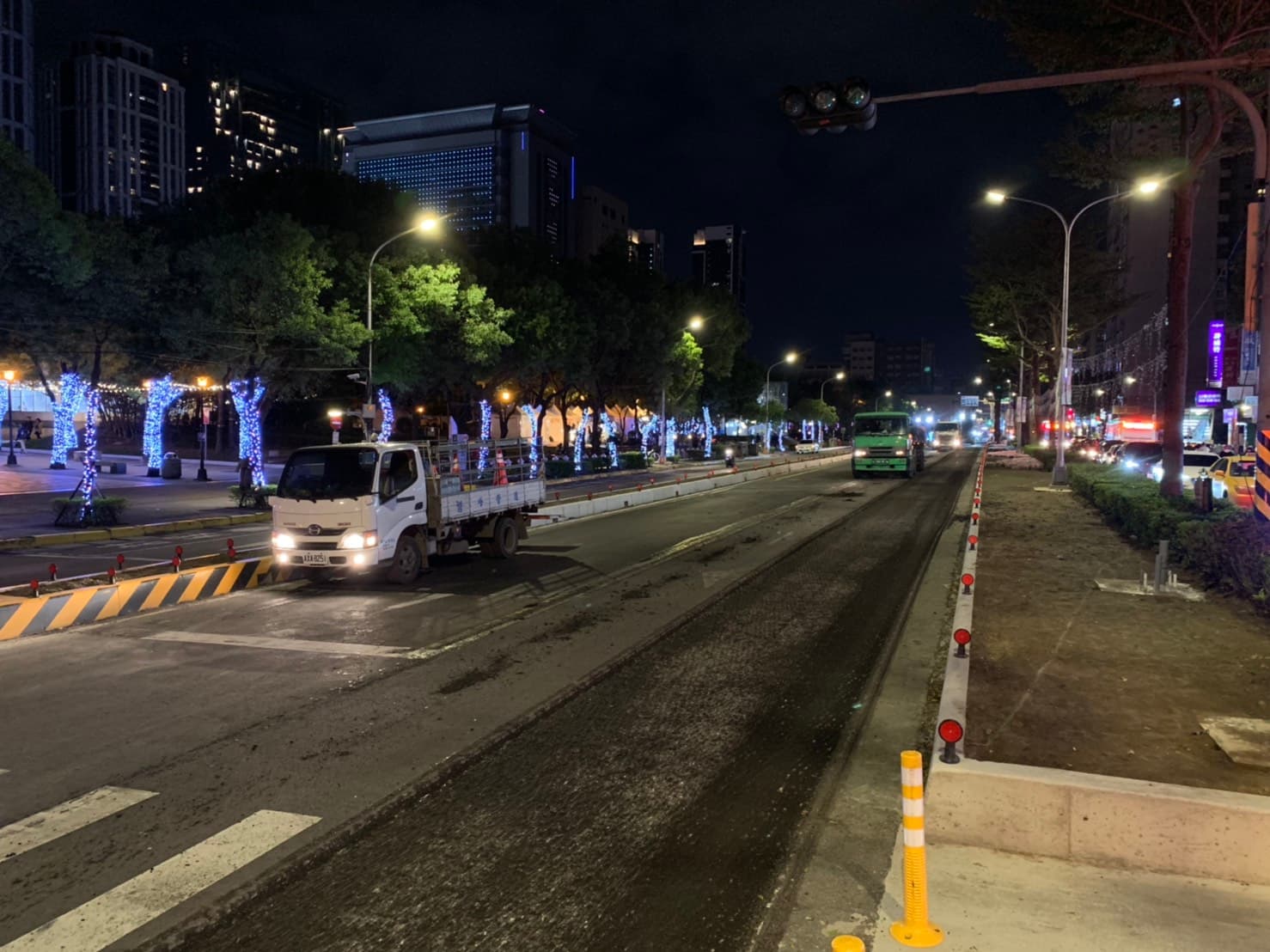新北首條公車專用道將在下週二啟用，現正日夜加緊施工。（翻攝畫面）