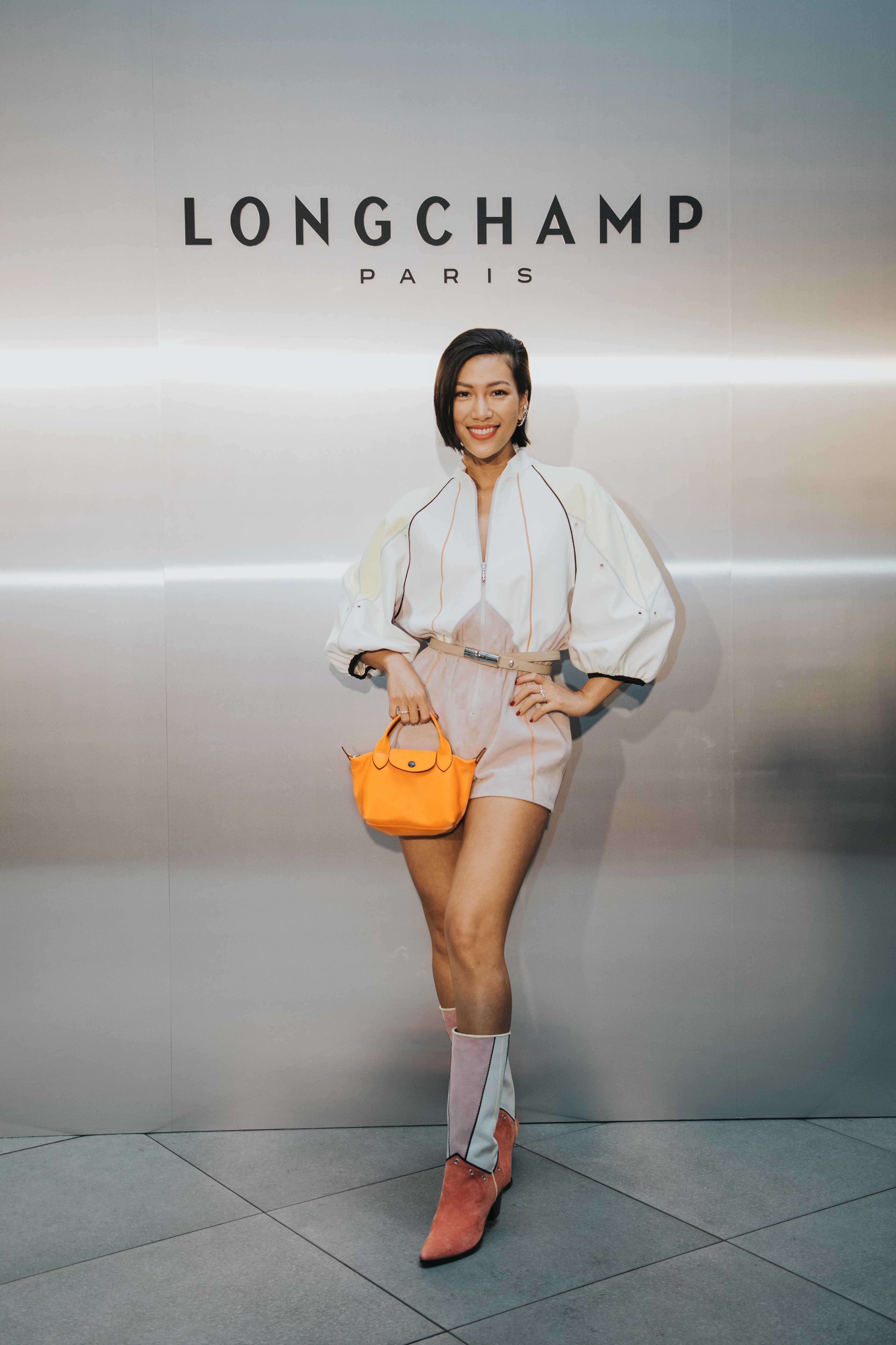KOL莫莉很會自己cue話來說，只是嘴巴太快，講出冷笑話。（LONGCHAMP提供）
