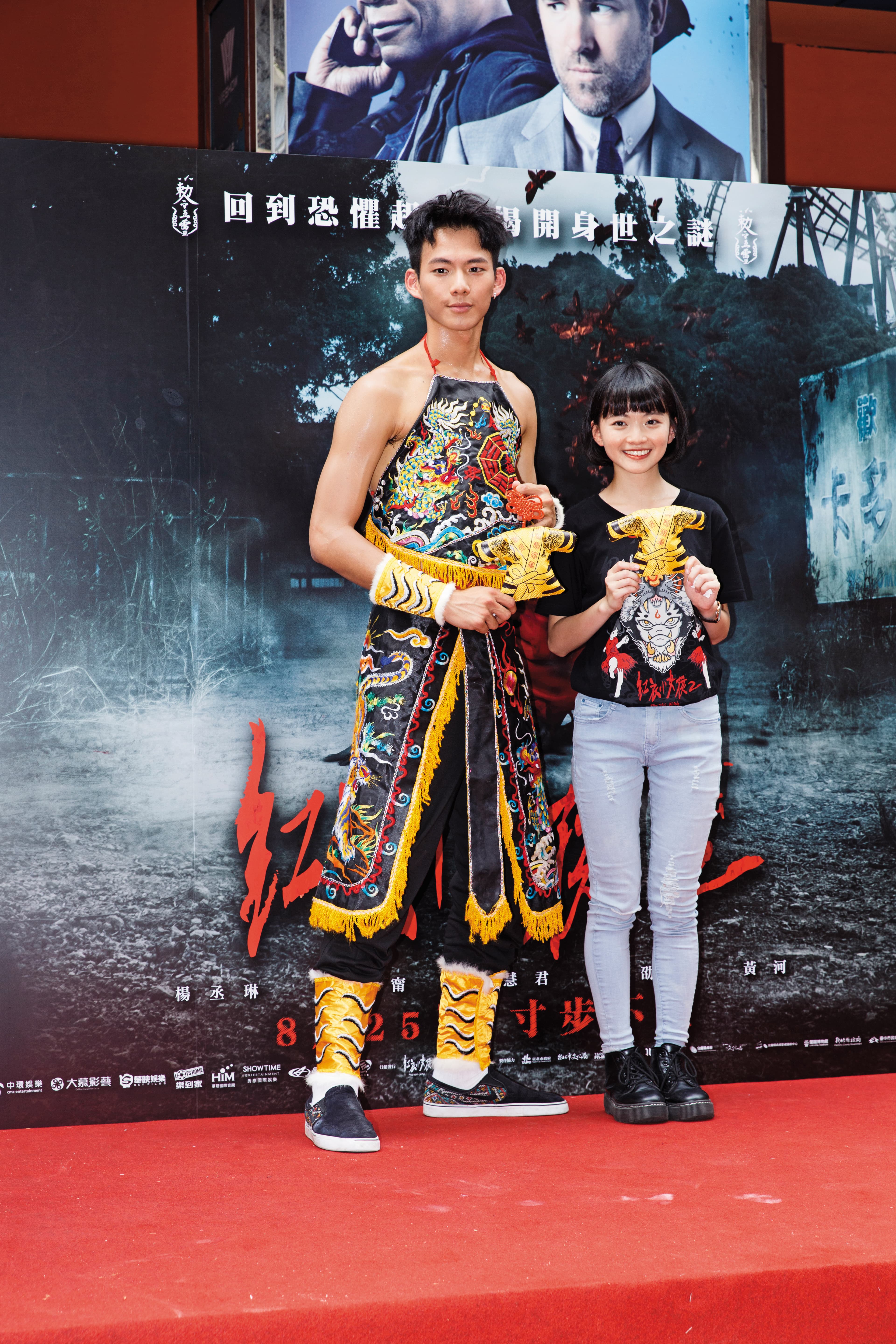 詹宛儒（右）因演出《紅衣小女孩2》走紅。左為吳念軒。