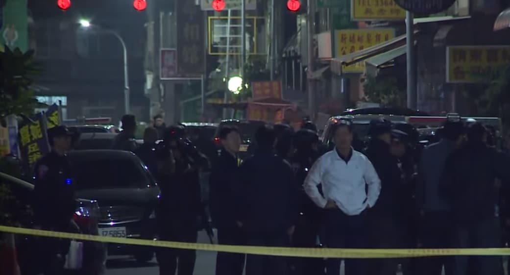 警方追緝國民黨台南黨部爆裂物案的涉案男子，雙方對峙一整夜。（翻攝畫面）