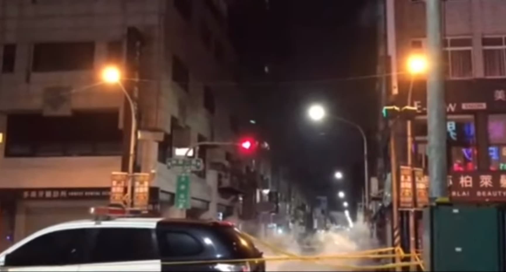 警方發動攻堅，共開了百餘槍。（翻攝畫面）