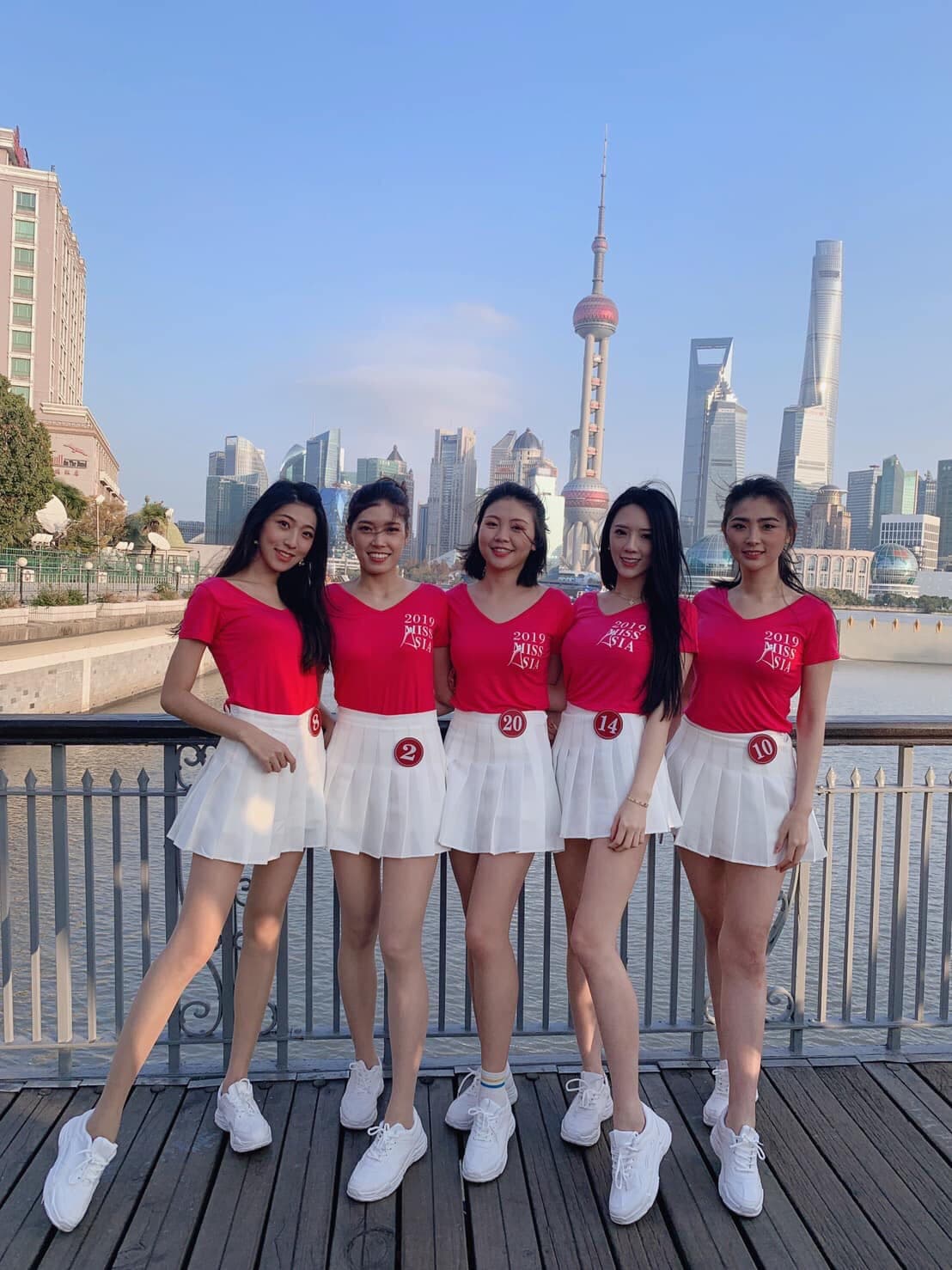 翁子涵（右二）和其他佳麗現身上海準備參加決選，對於之前連環傳出的醜聞絲毫不以為意。（翻攝自網路）