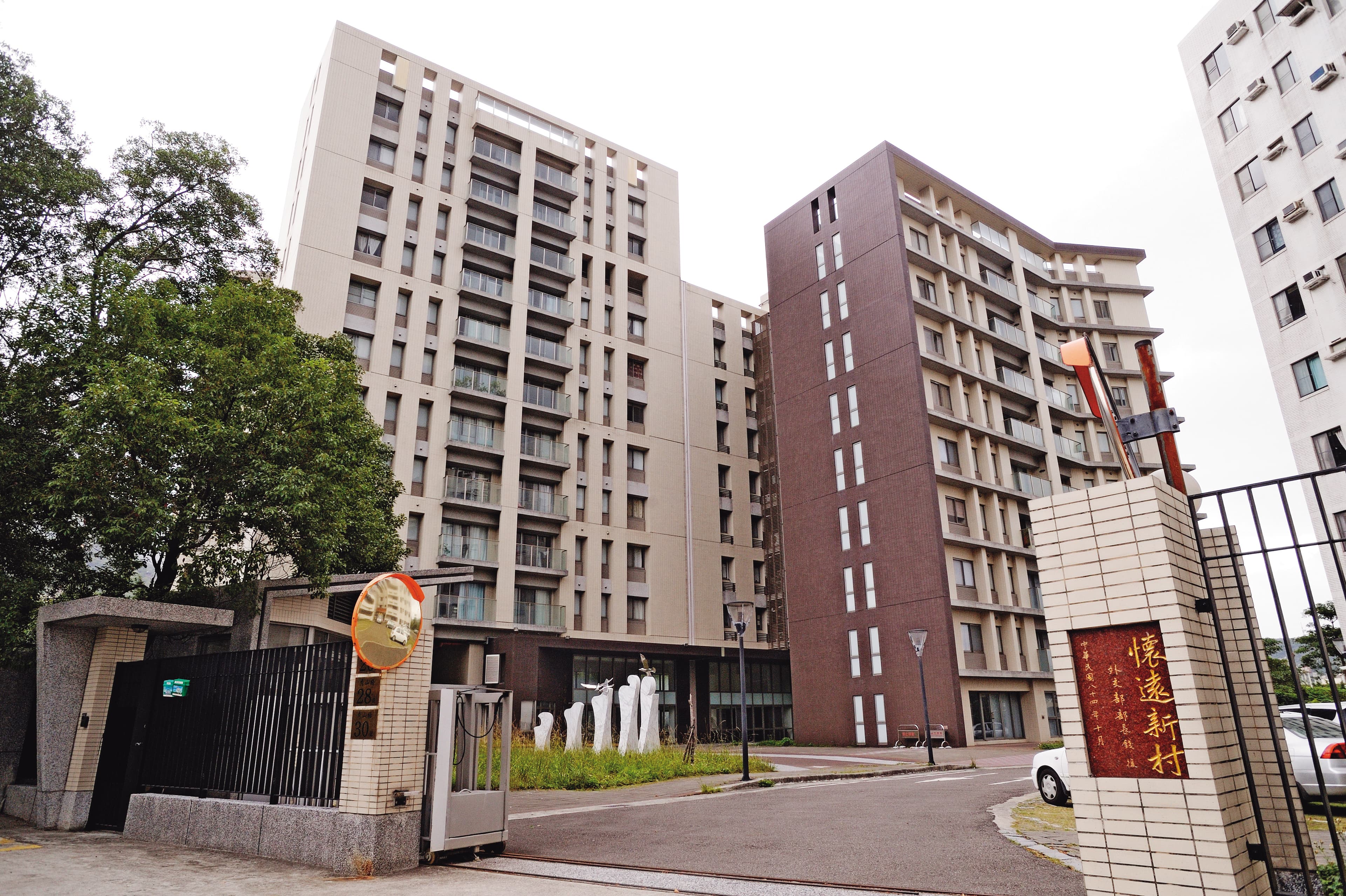 陳姓外交官與妻子結婚後，住在外交部的北投職務宿舍，還一同布置小孩房，甜蜜生活卻一夕變調。