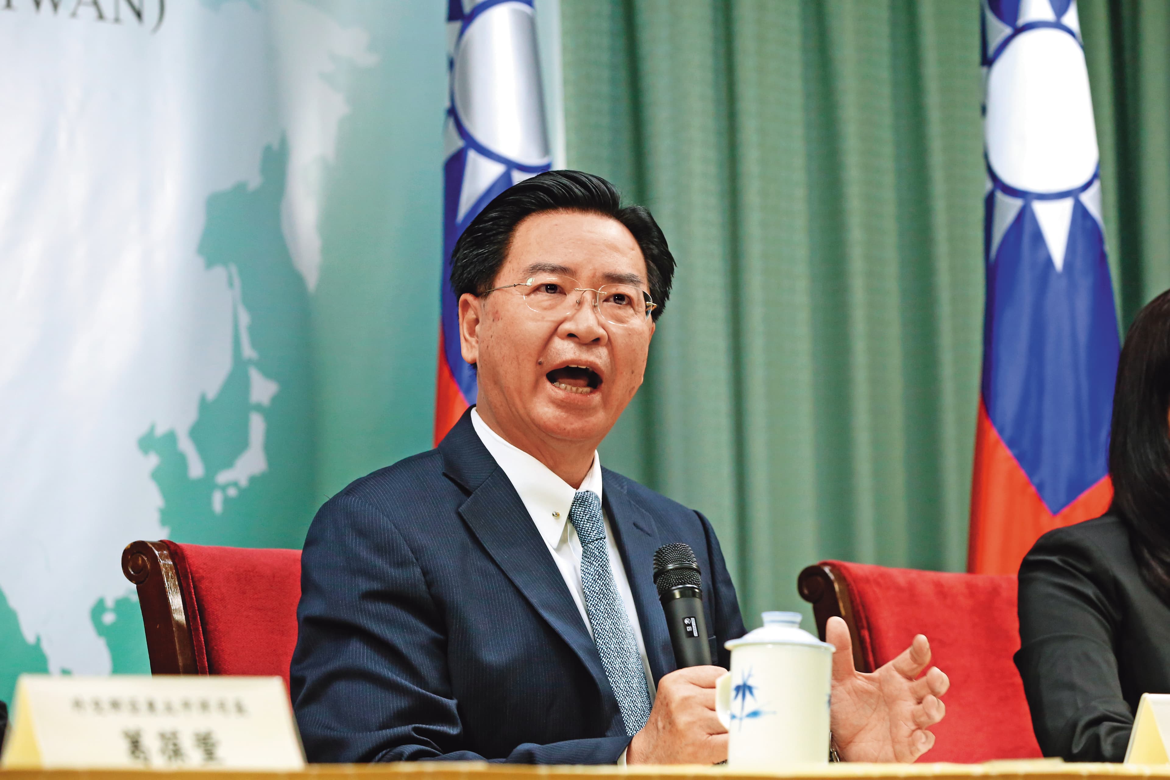外交部長吳釗燮近來因蘇啟誠案大傷腦筋，不但被藍委提告涉及妨礙公務及誣告，未料連駐外代表也爆出有小三。