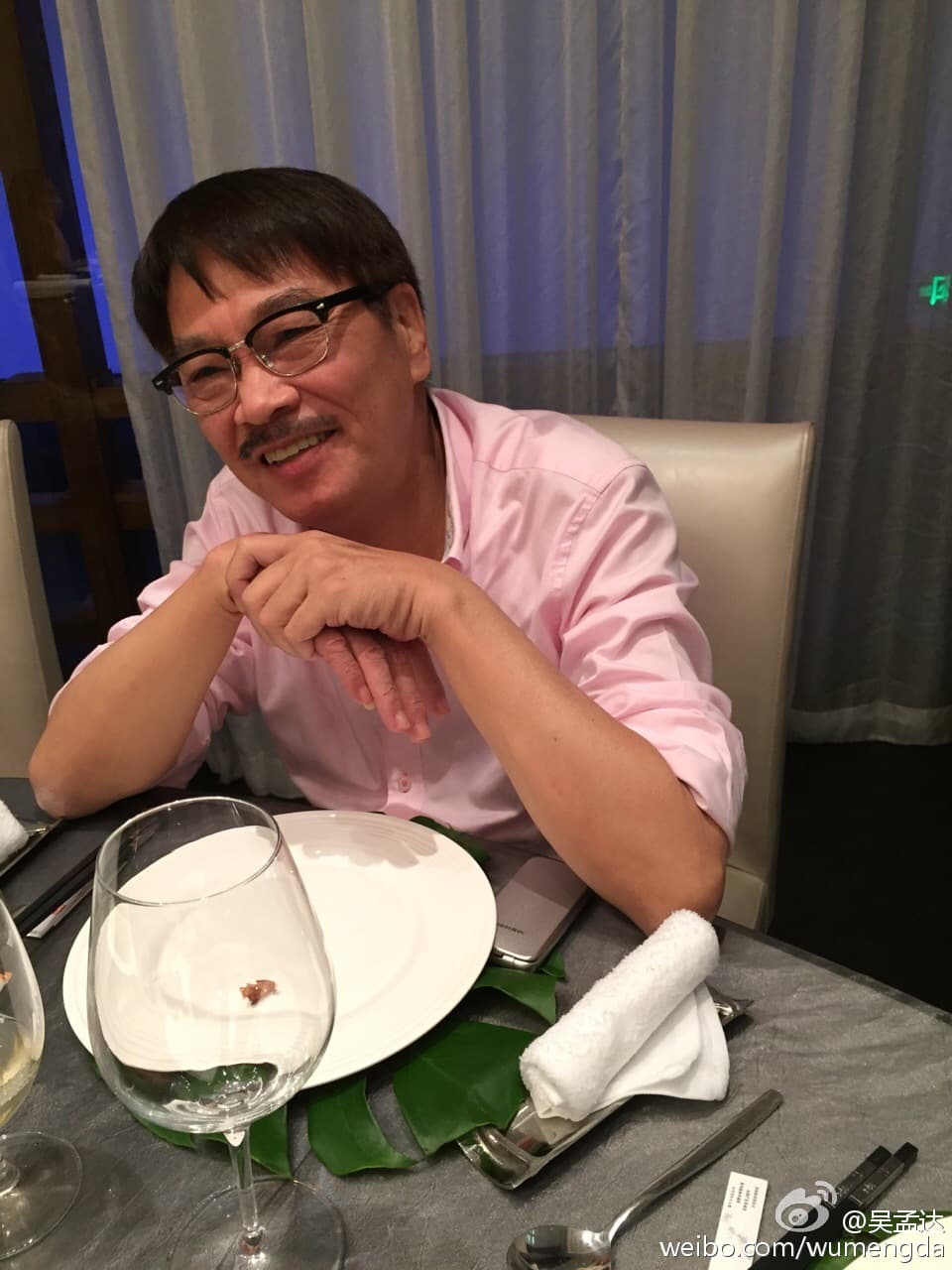 吳孟達和周星馳原本合作無間，為接演《功夫》而推辭其他片，最後卻被換角，雙方從此翻臉。（翻攝自吳孟達微博）