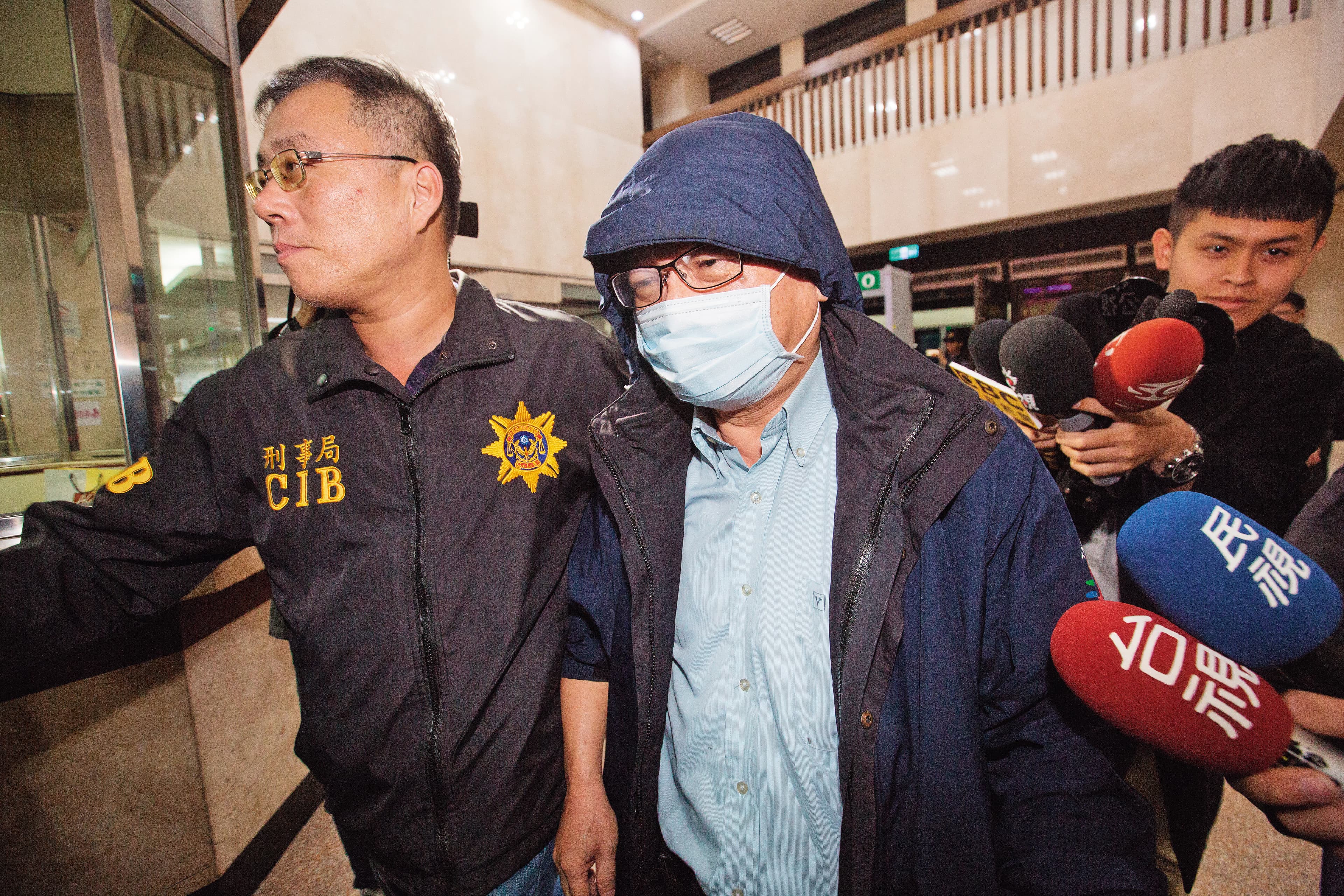 資深媒體人洪慶淋（中）涉及以幽靈協會與張瑋共謀，掩護中國人士來台，遭約談後以25萬元交保。