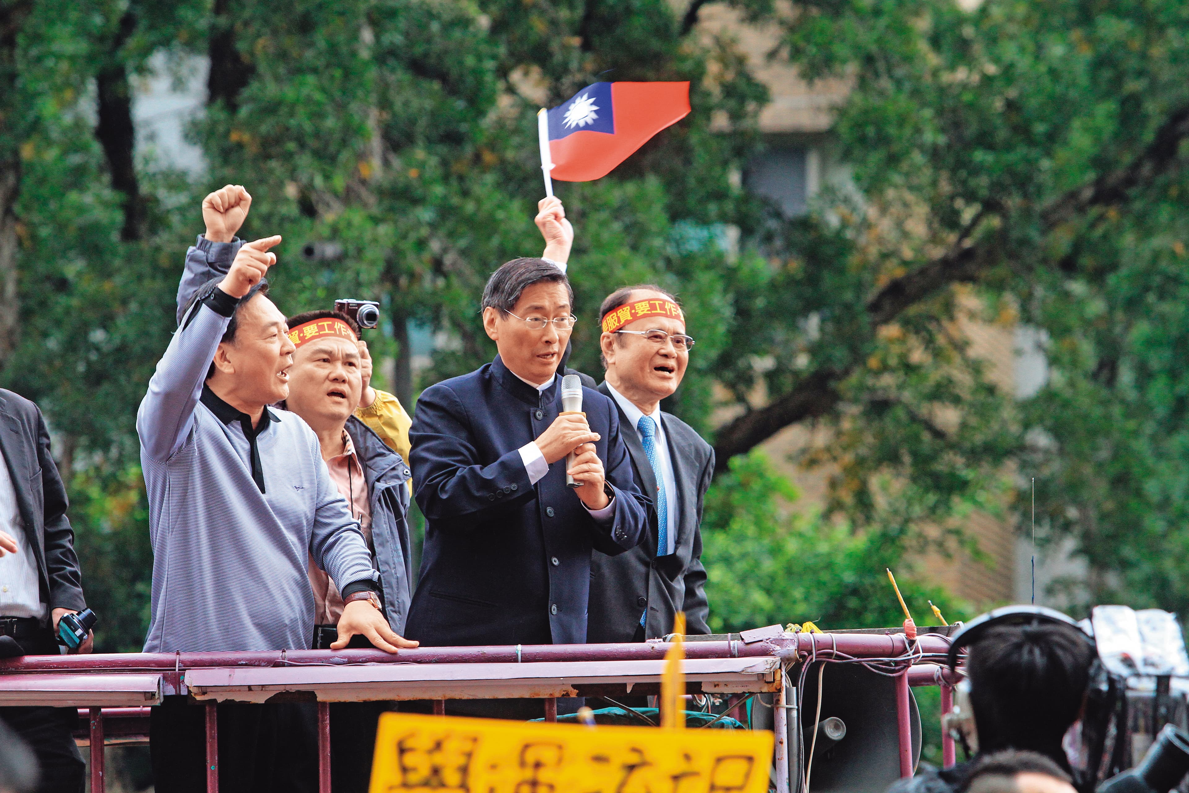 張安樂（右2）、張瑋父子與中國往來密切，並涉及地下匯兌等違法案遭查辦。