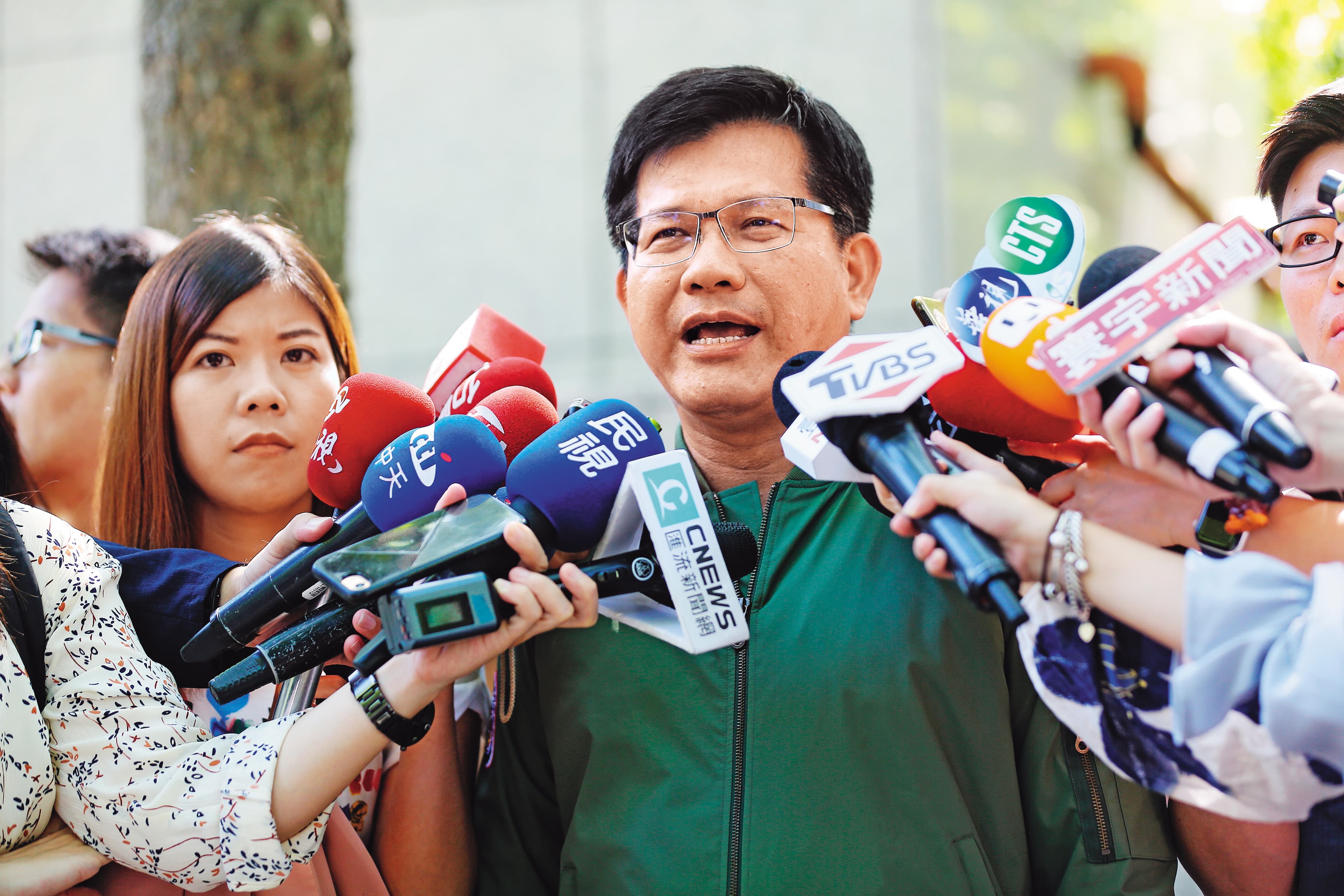 交通部長林佳龍說，遠航短期內仍停飛。