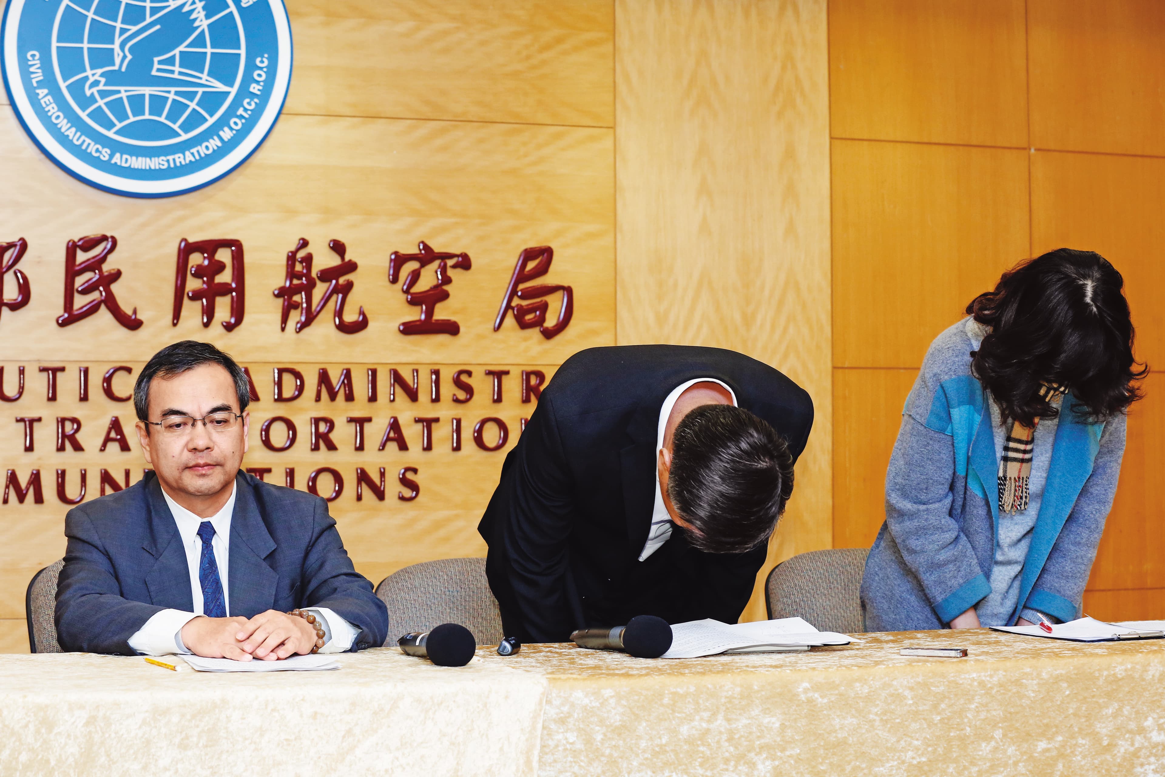 遠航跳票後內部找不到張綱維，交通部民航局押著遠航副總黃育祺（中）、盧紀融（右）出面道歉。