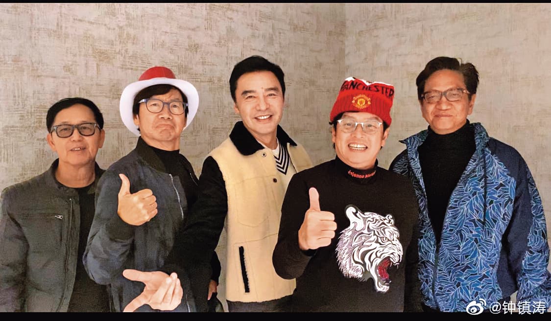 由譚詠麟為首的「溫拿樂隊」成員每個已是花甲之年，堅持每5年開演唱會來跟粉絲見面。左起葉智強、彭健新、鍾鎮濤、譚詠麟和陳友。（翻攝自鍾鎮濤微博）