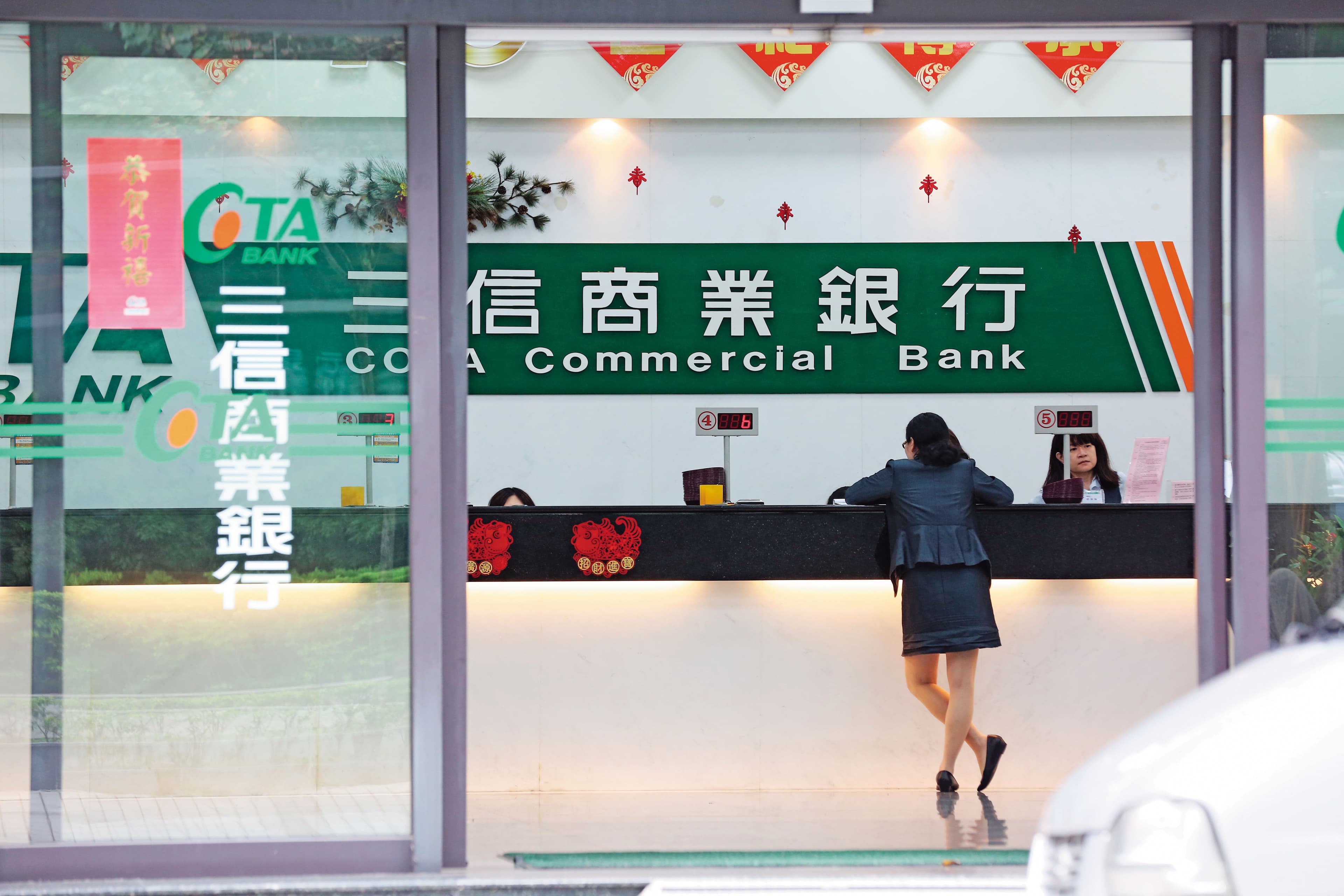 台中老牌三信商業銀行在2017年底進行董監事改選，張綱維在市場派暗助下，一舉拿下5席董事，版圖擴張至銀行業。
