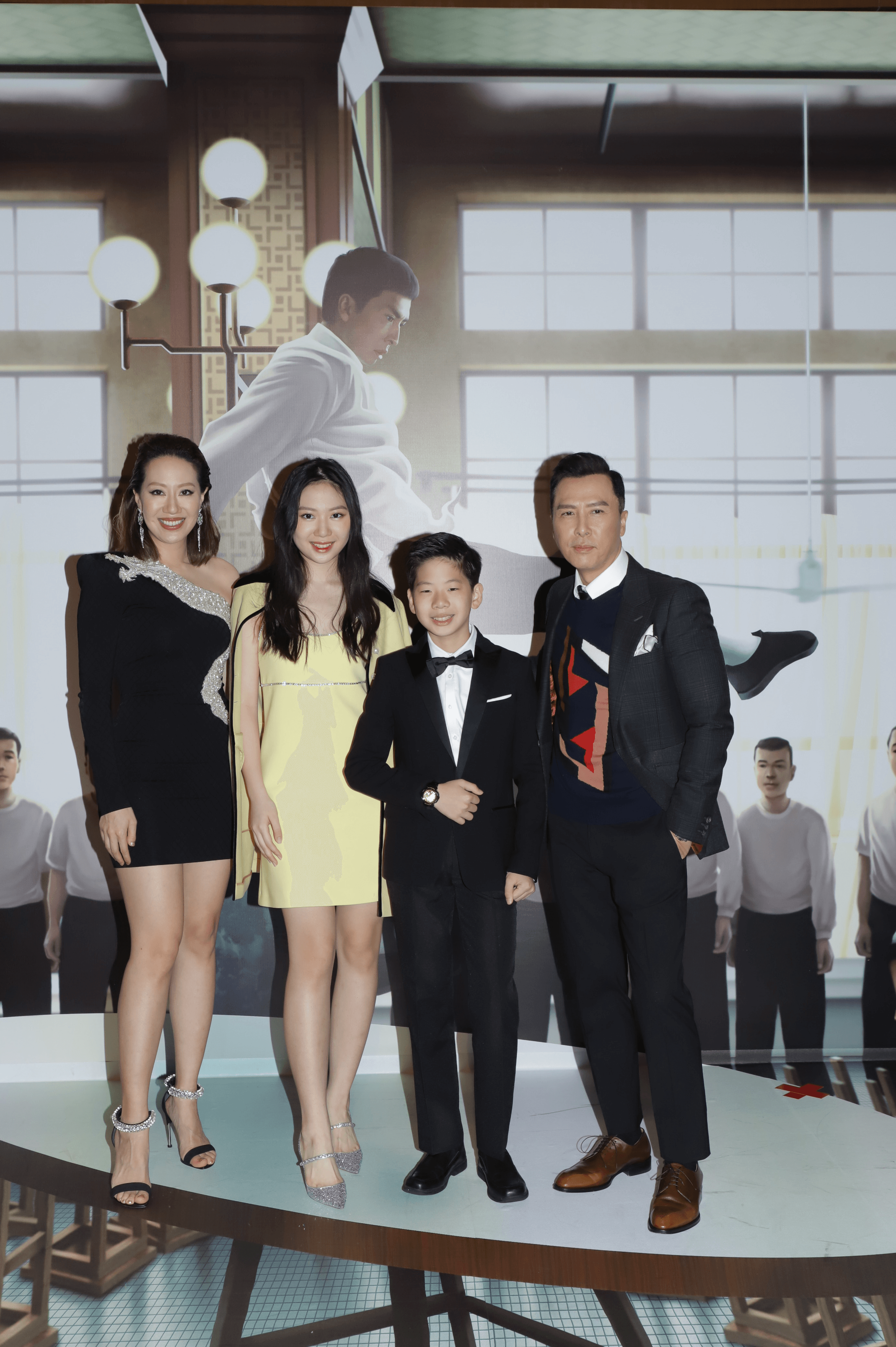 甄子丹全家出席《葉問4：完結篇》香港首映，他還自虧兒子從不覺得他很強，老婆比自己強多了。（華映提供）