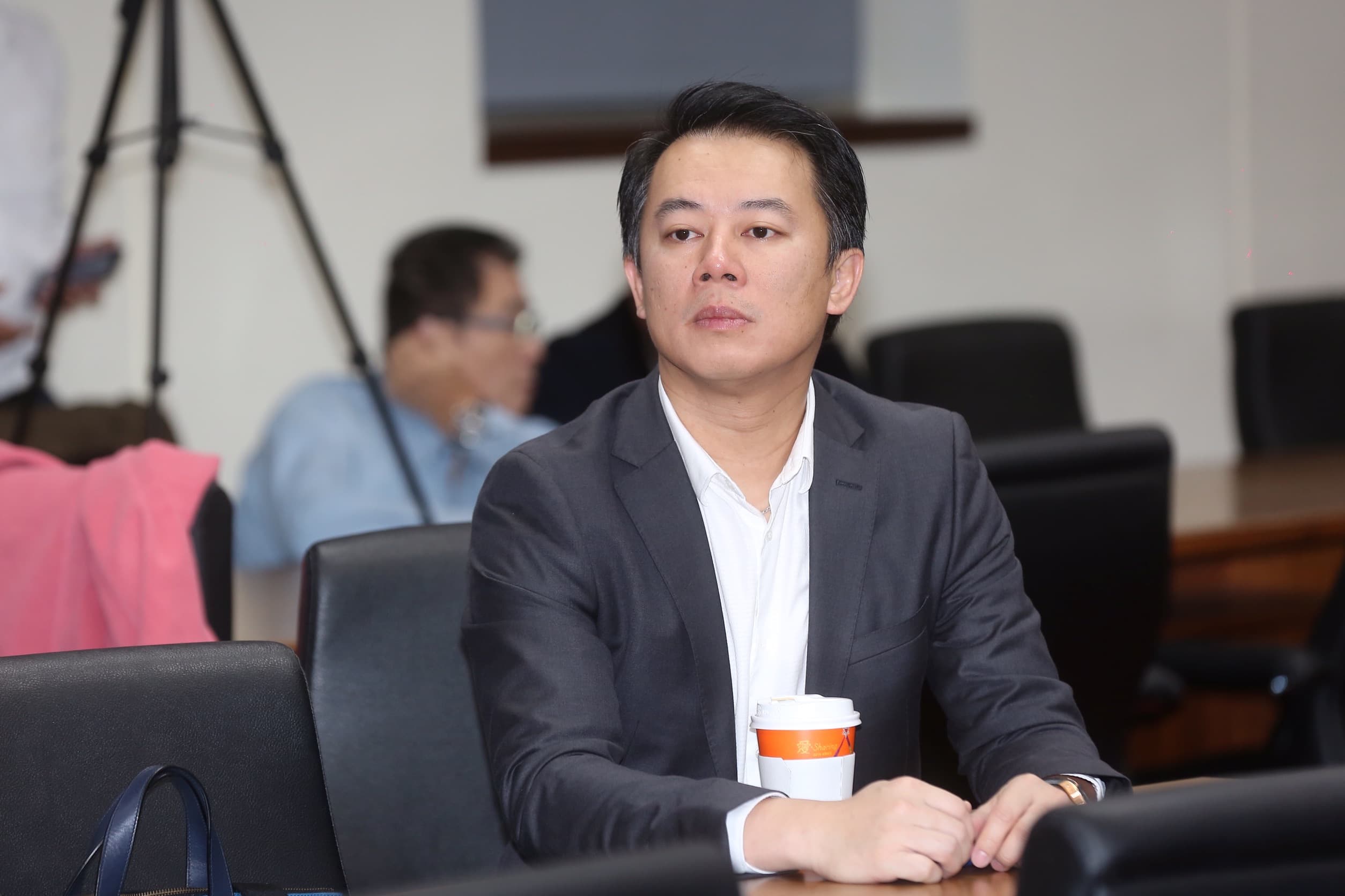 今天公聽會上，翁俊治的兒子、統領總經理翁華利也出席。