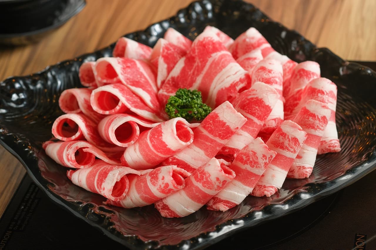 18盎司的「自然牛雪花牛肉鍋」分量超大。（690元／份）