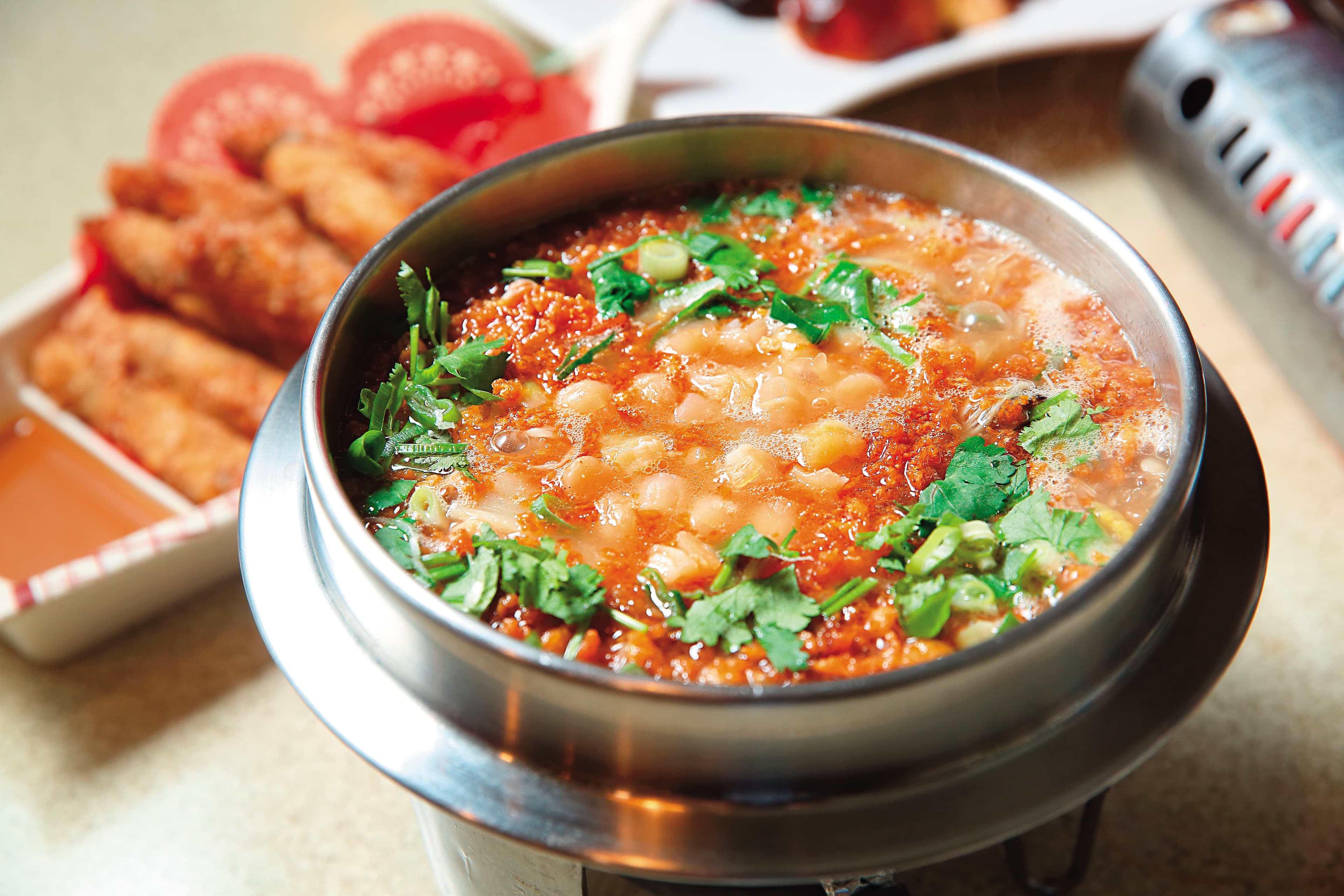 西魯肉是宜蘭特色菜，加入干貝提升鮮味，以鴨蛋酥取代雞蛋酥，更添香氣。（280元／份）