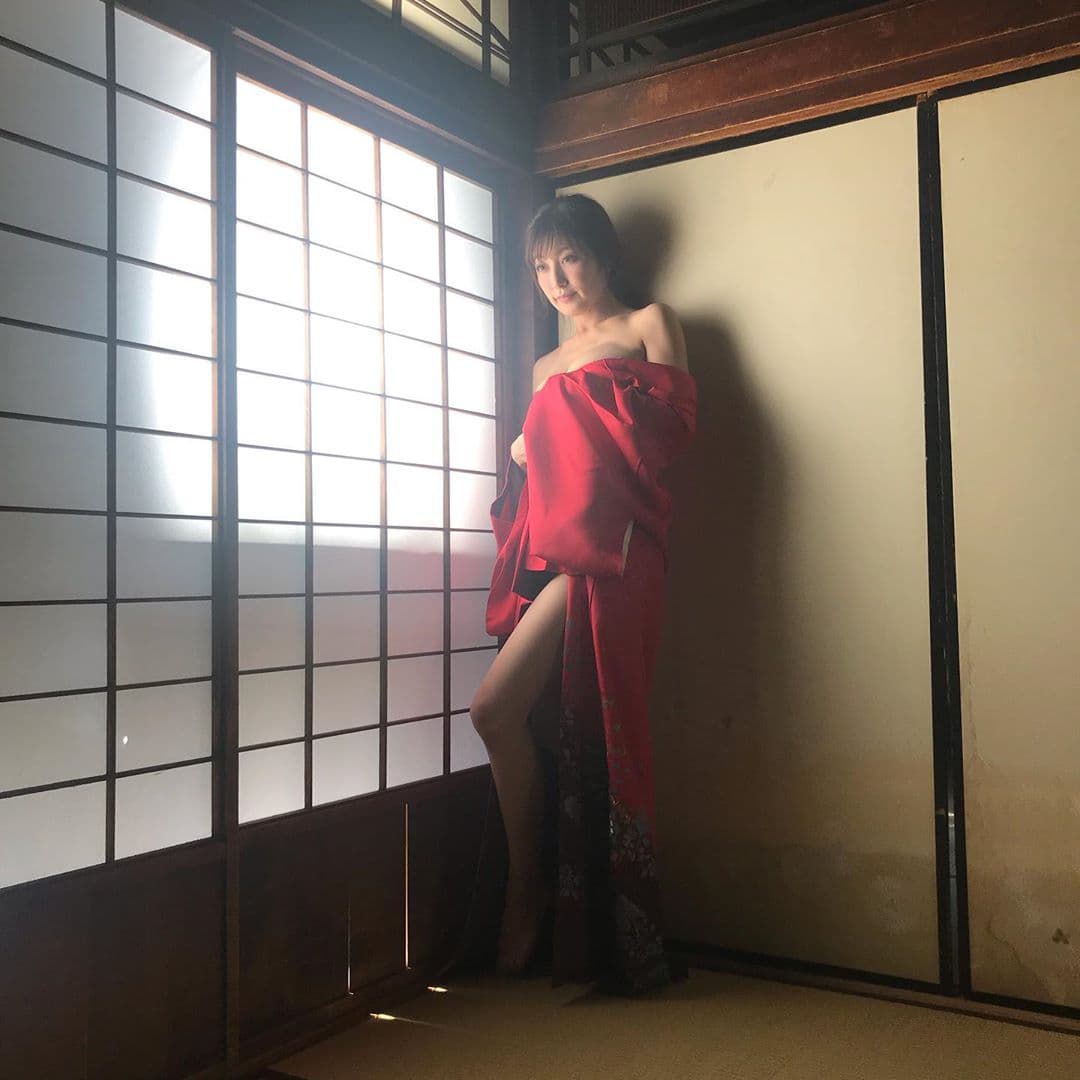 熊田曜子在雜誌內展現許多性感畫面引人遐想。（翻攝熊田曜子IG）      