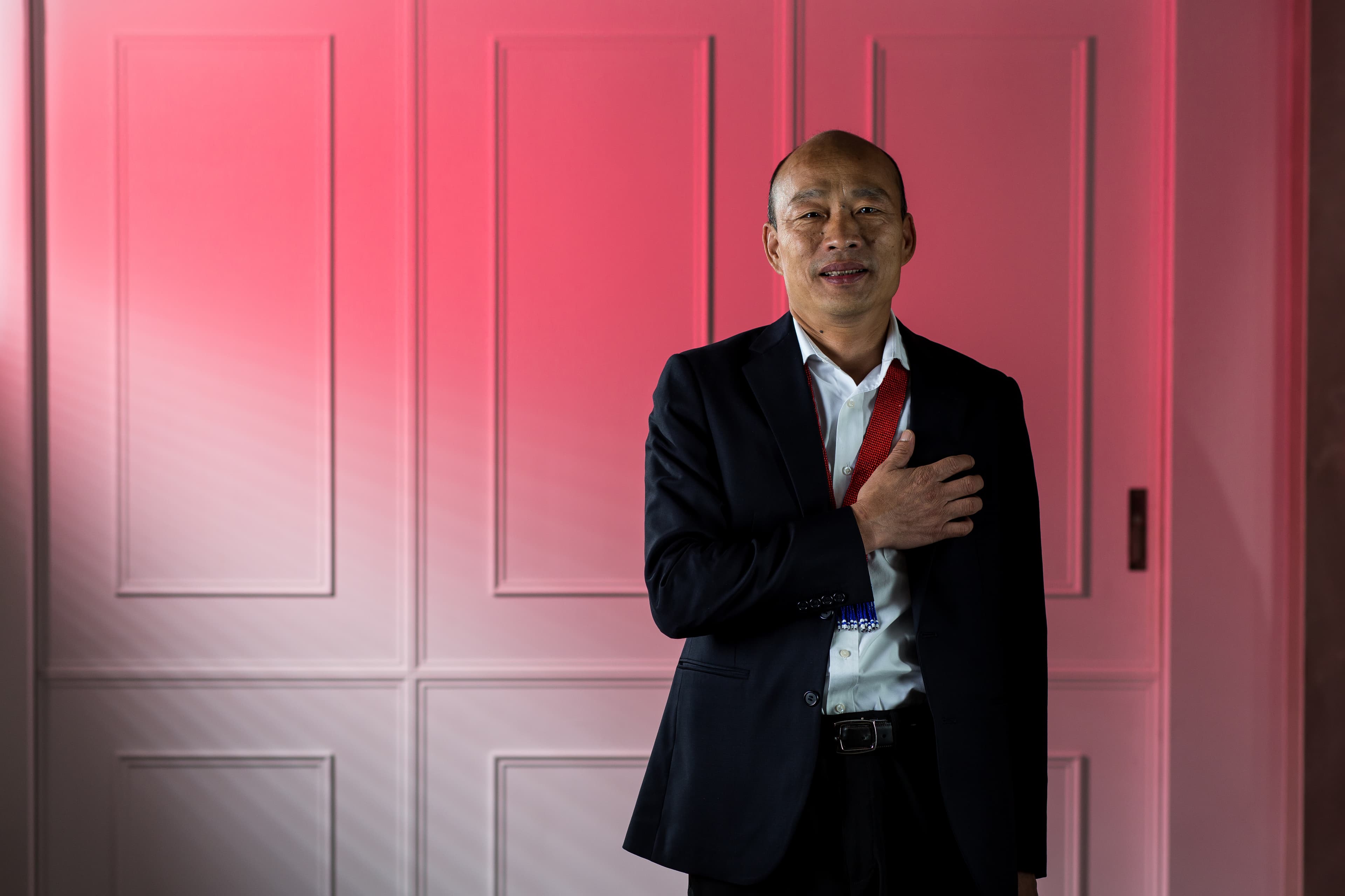 網紅擺出的姿勢酷似國民黨總統候選人韓國瑜的慣用姿勢。
