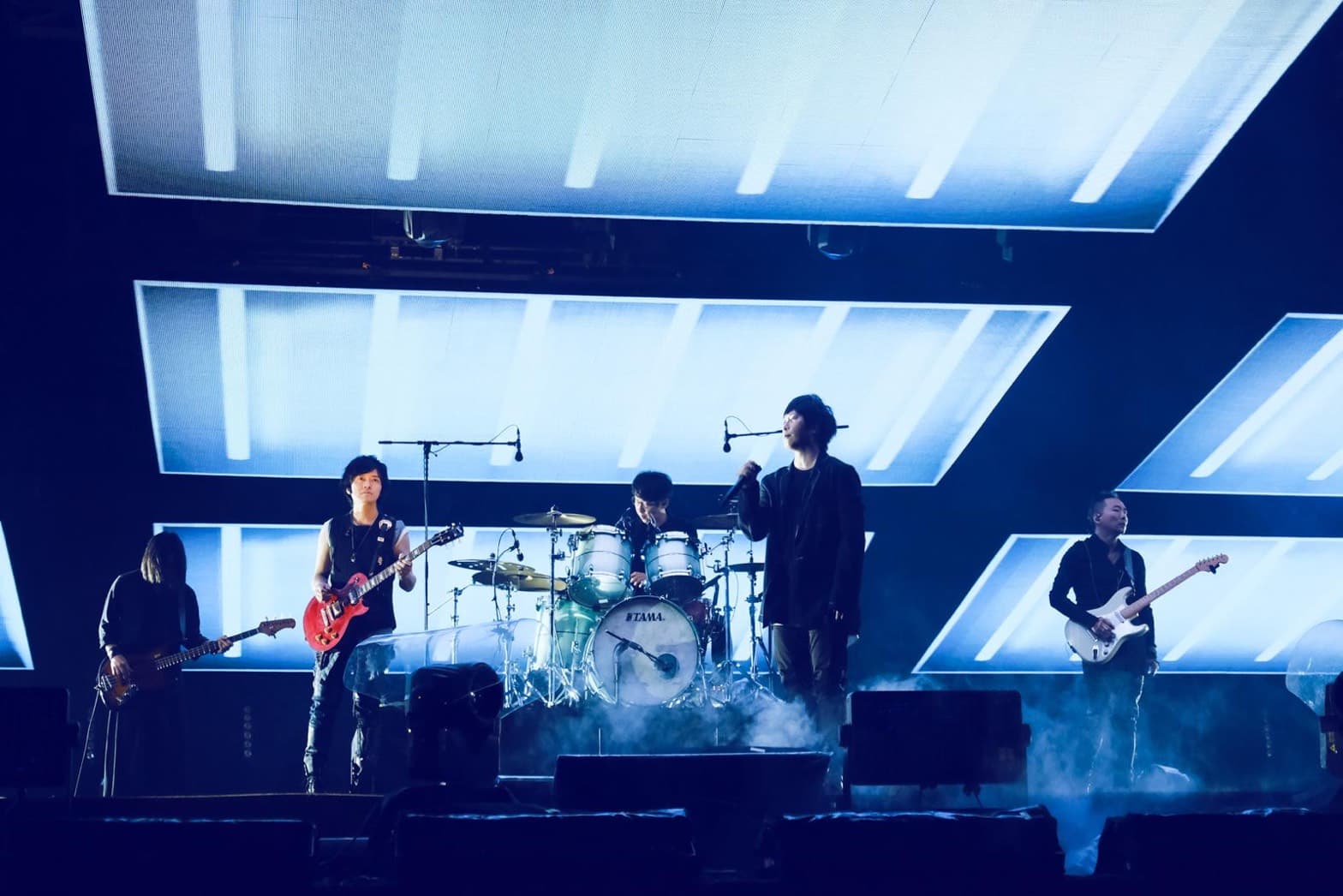 五月天的「Mayday 2019 Just Rock It!!!藍 | BLUE」巡演昨在桃園國際棒球場正式登場，吸引2萬多歌迷前往。（相信音樂提供）