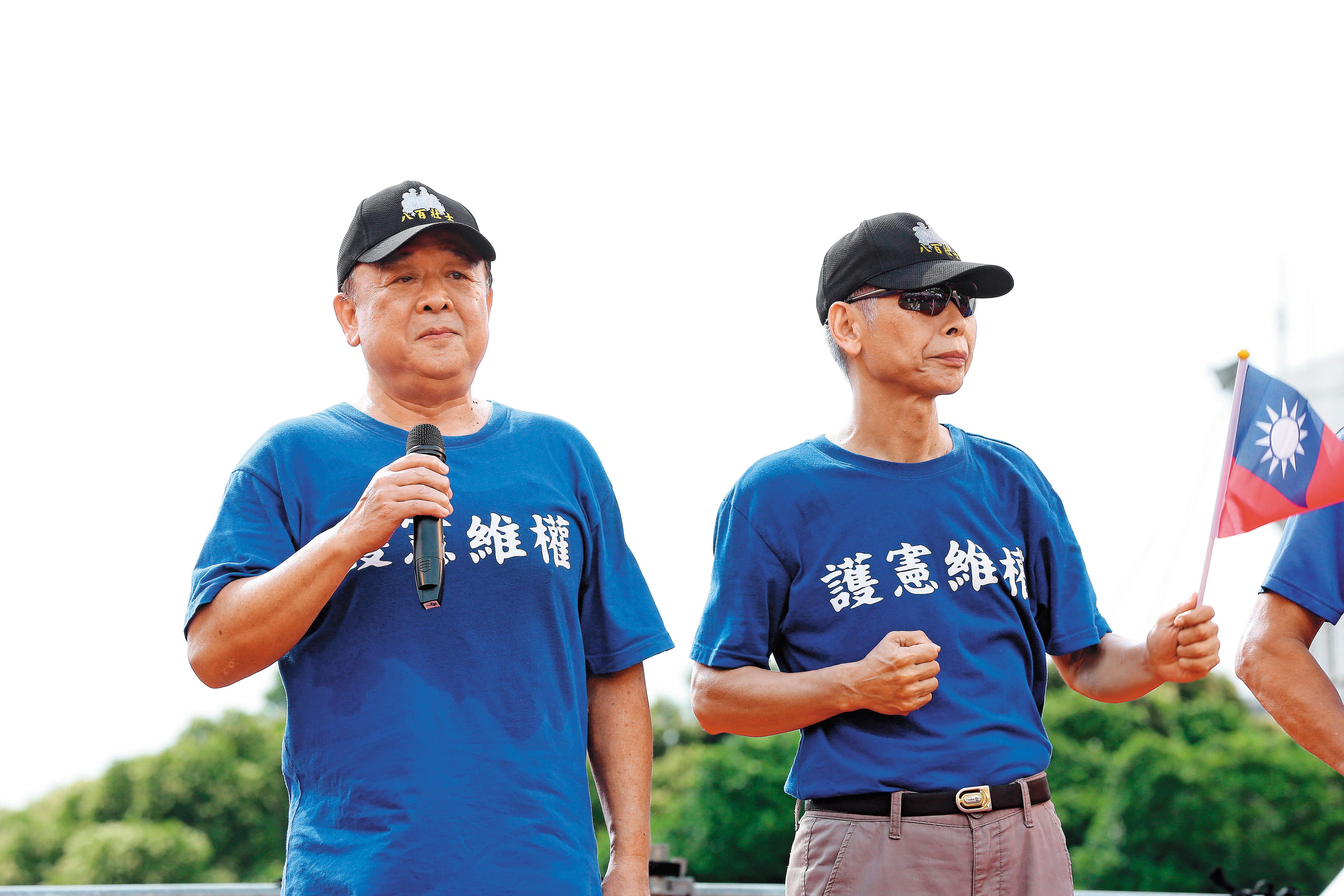 民進黨對準國民黨不分區立委候選人吳斯懷（左）的親中色彩，以「下架吳斯懷」作為選戰訴求。