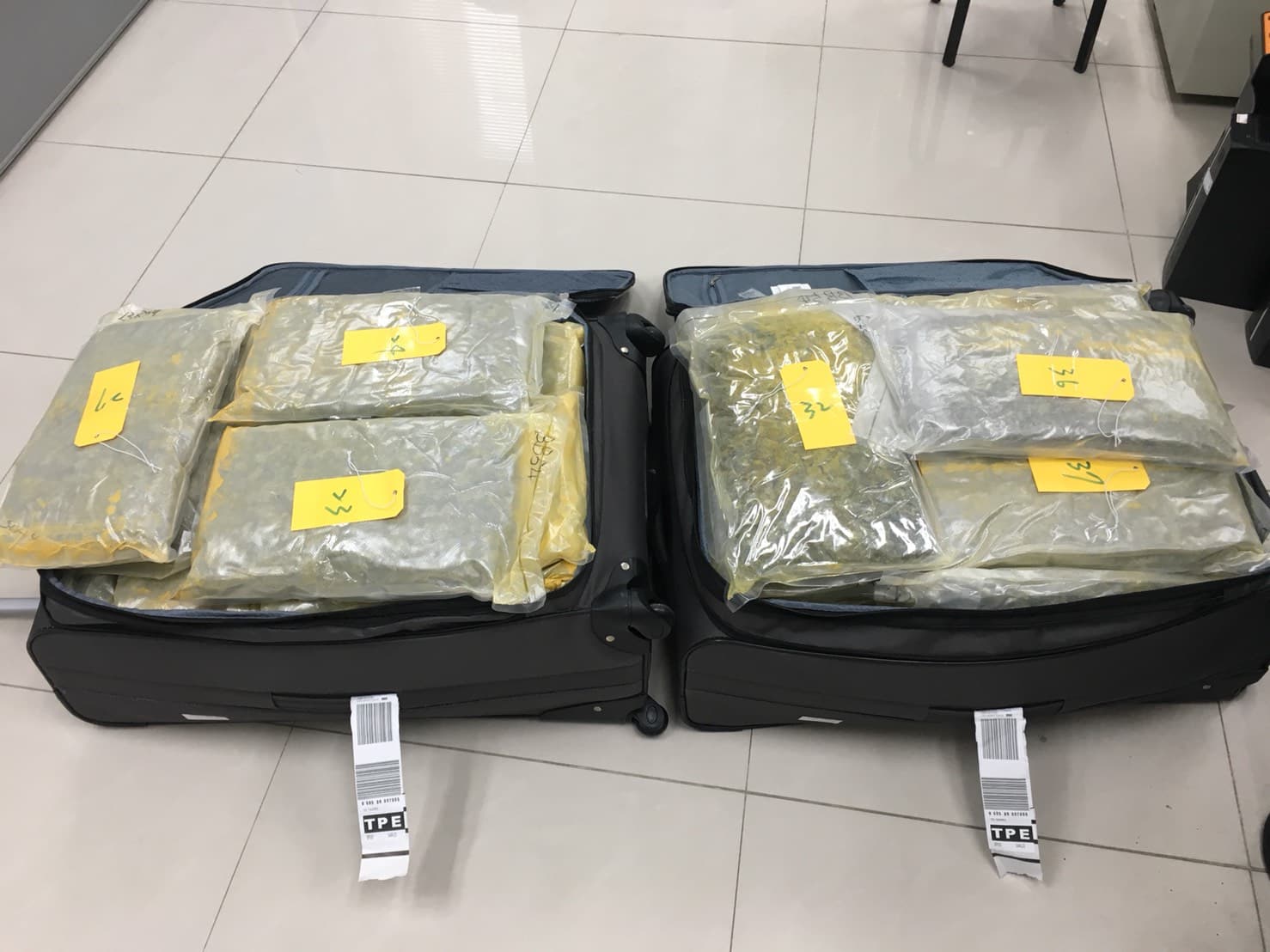 邱嫌僱用的車手曾用行李箱夾帶大麻被警方逮捕。（翻攝畫面）