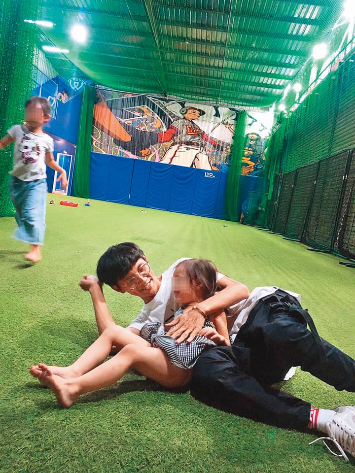 阿翔和老婆Grace常曬出一家恩愛的照片，似乎想告訴眾人他們很好。（翻攝自Out Of Control 媽咪Grace粉絲專頁）